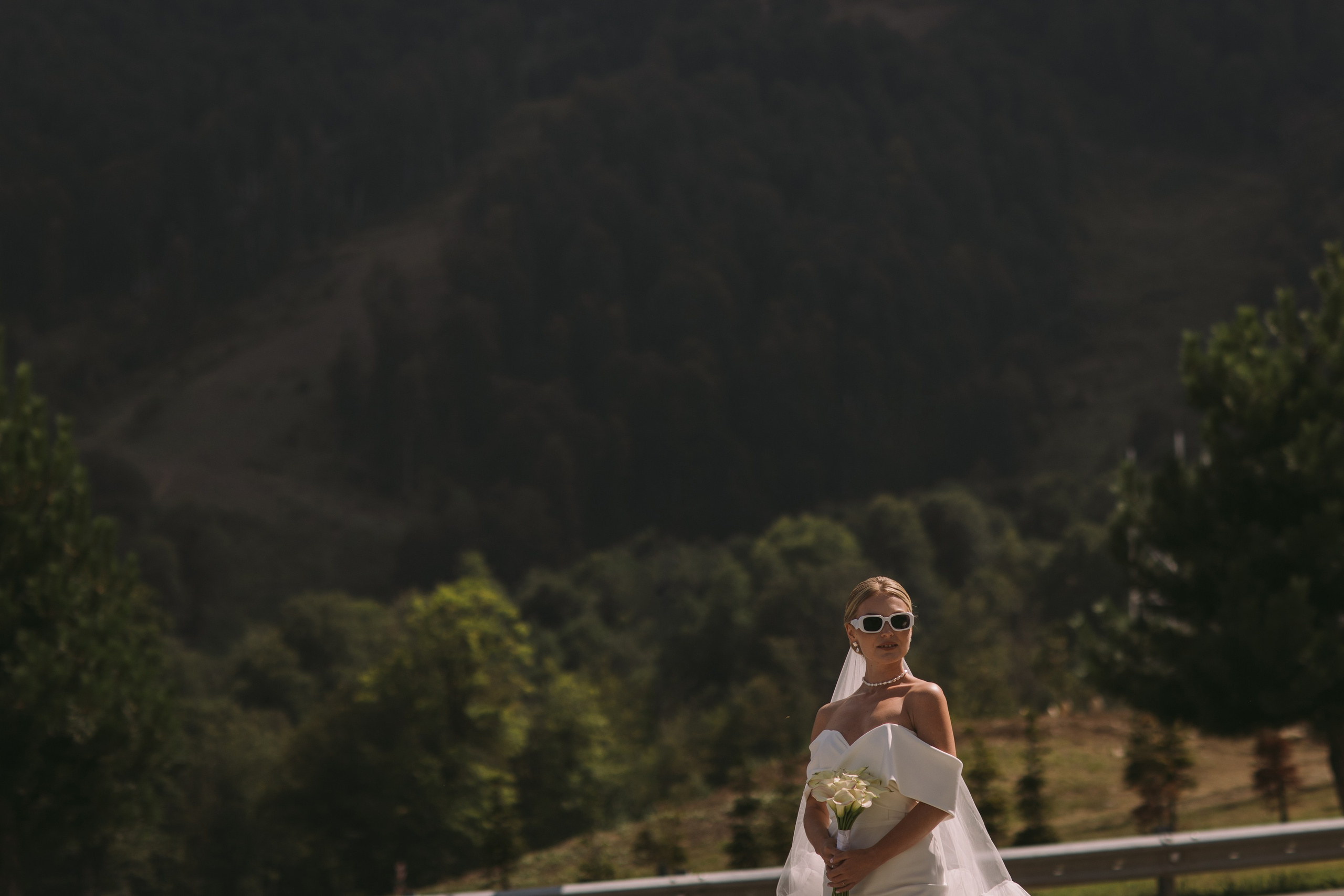 Свадебный день для двоих: сборы невесты в пятизвёздочном отеле и прогулкой пары в горах Красной поляны. Свадебный, репортажный и портретный фотограф Сочи, Краснодар. Александра Зайцева