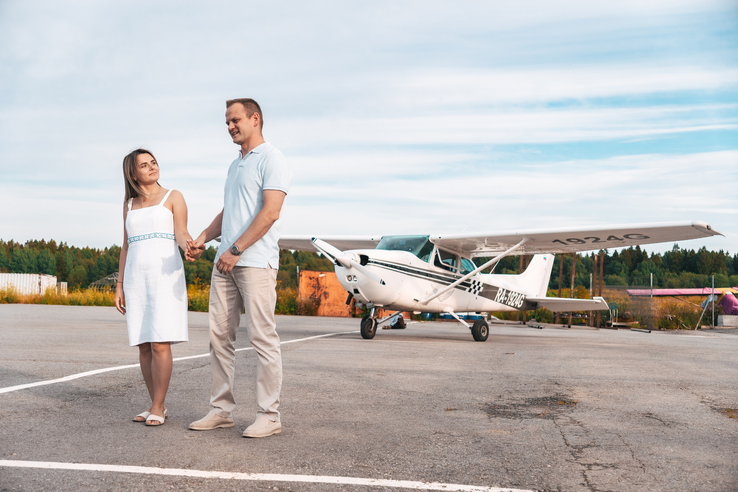 молодая пара на аэродроме