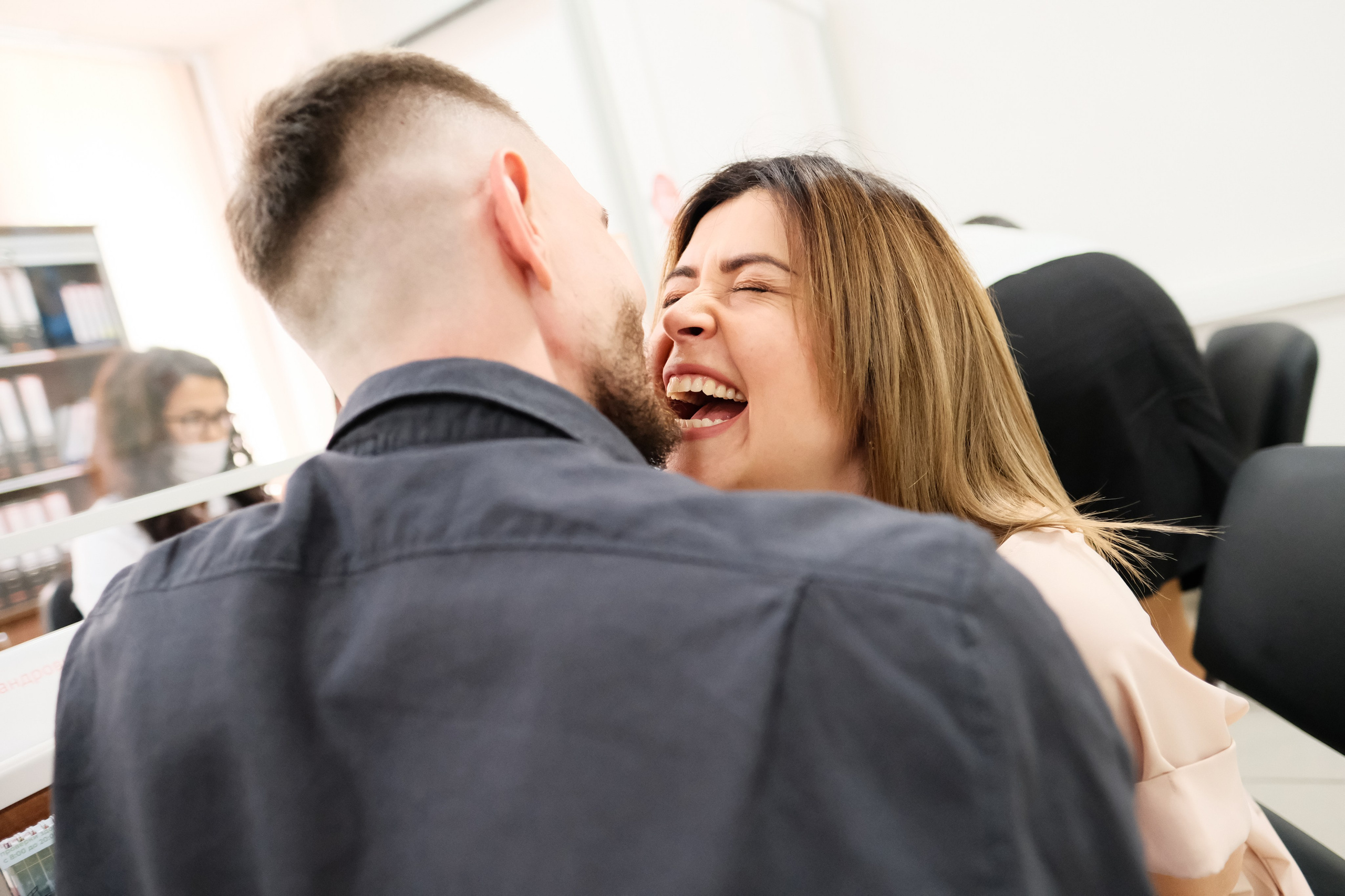 Невеста смеётся после поцелуя.