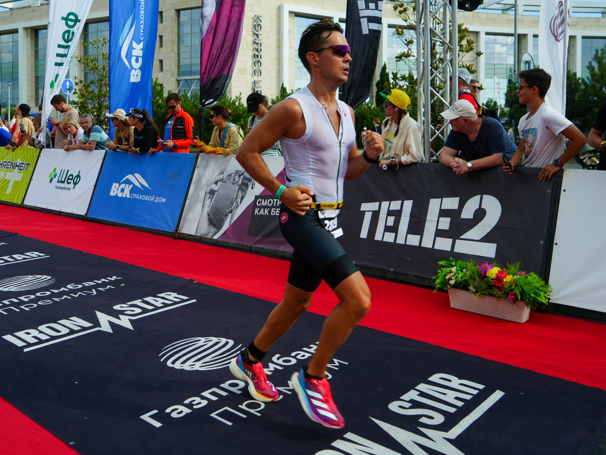 Фотоотчет партнерской интеграции для компании TELE2 на фестивале Ironstar. Репортажный фотограф в Красной Поляне и Сочи Павлюченко Екатерина