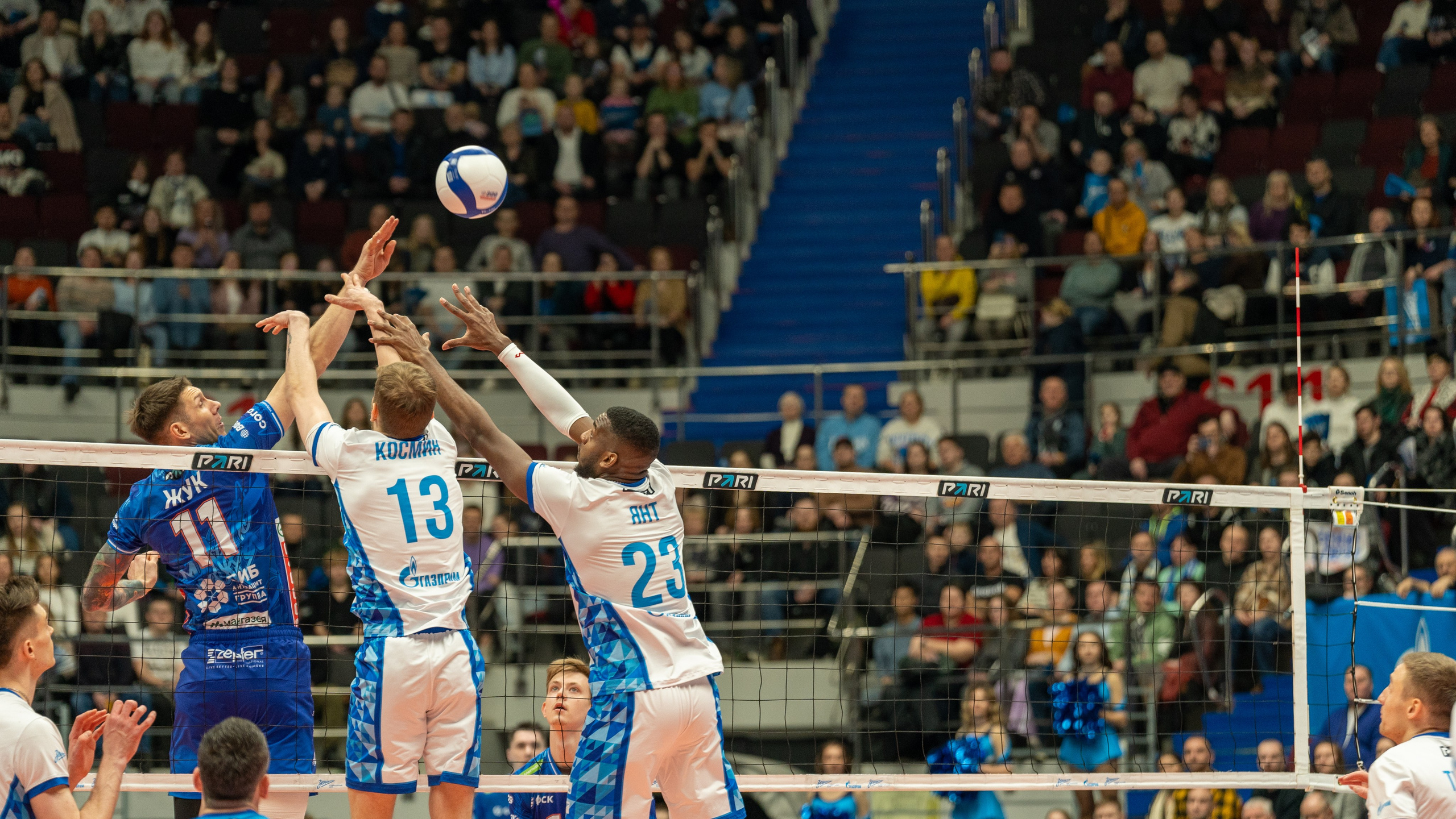 Жёсткое противостояние на сетке между «Зенитом» и «Динамо» — динамика и эмоции спортивной фотосъёмки в Санкт-Петербурге.