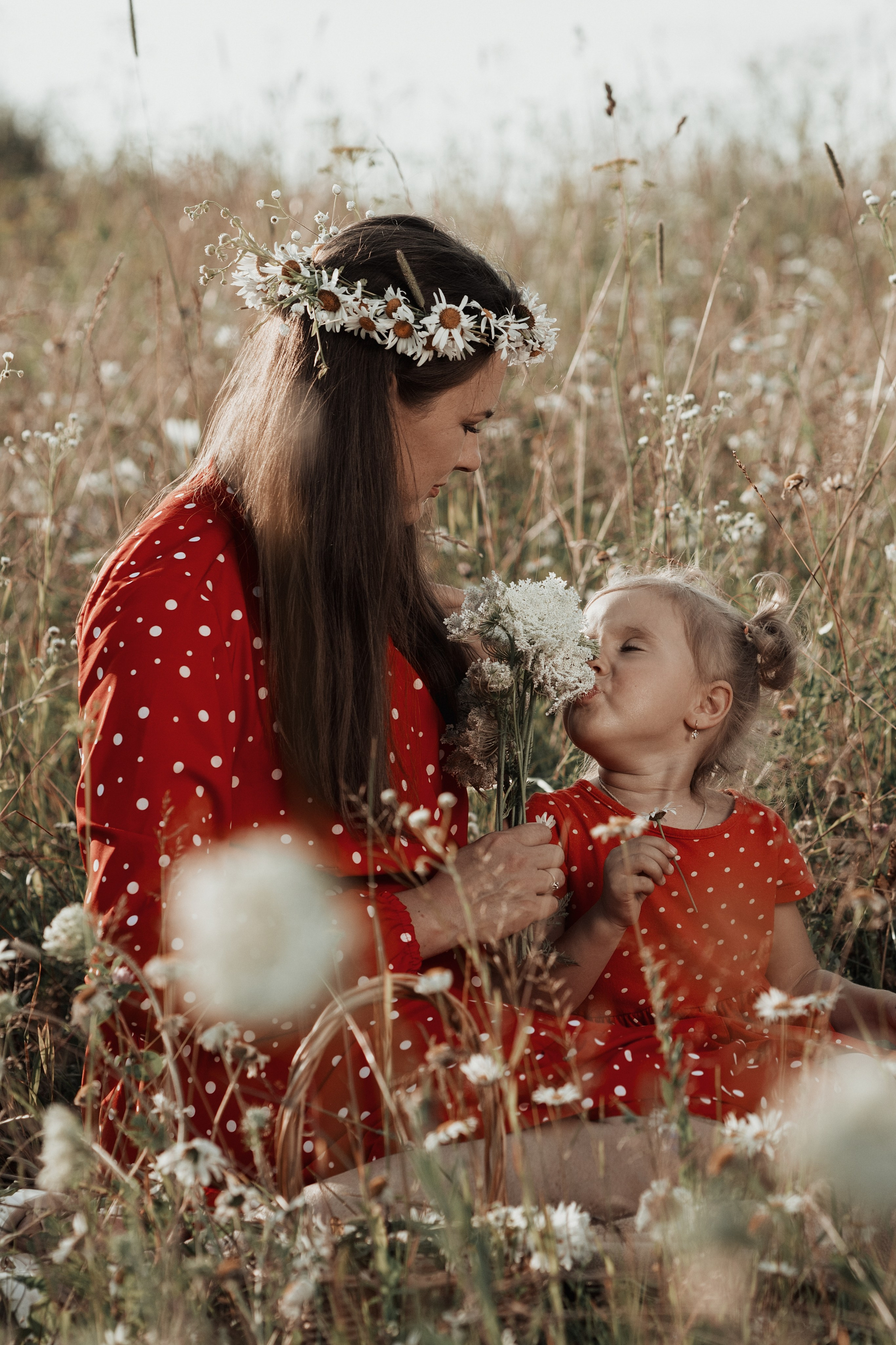 Мама и дочка в ромашковом поле. Фотограф в Москве Мухина Ирина