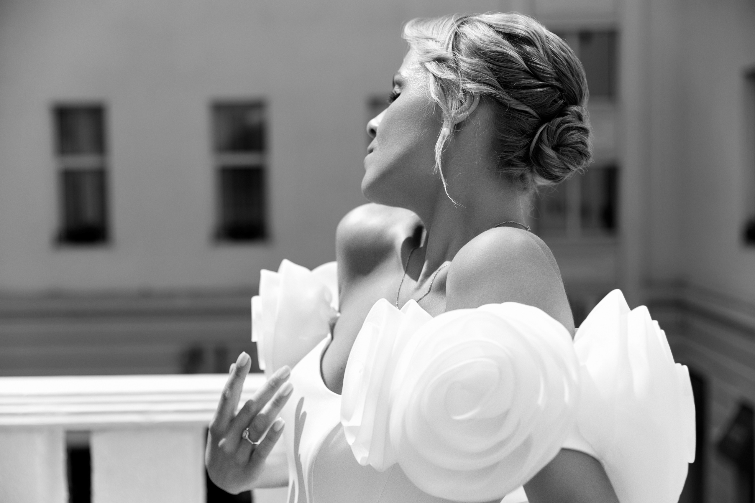 Арт-портрет невесты в красивой позе, отвернувшейся от камеры. Автор фото: Орешина Елена.