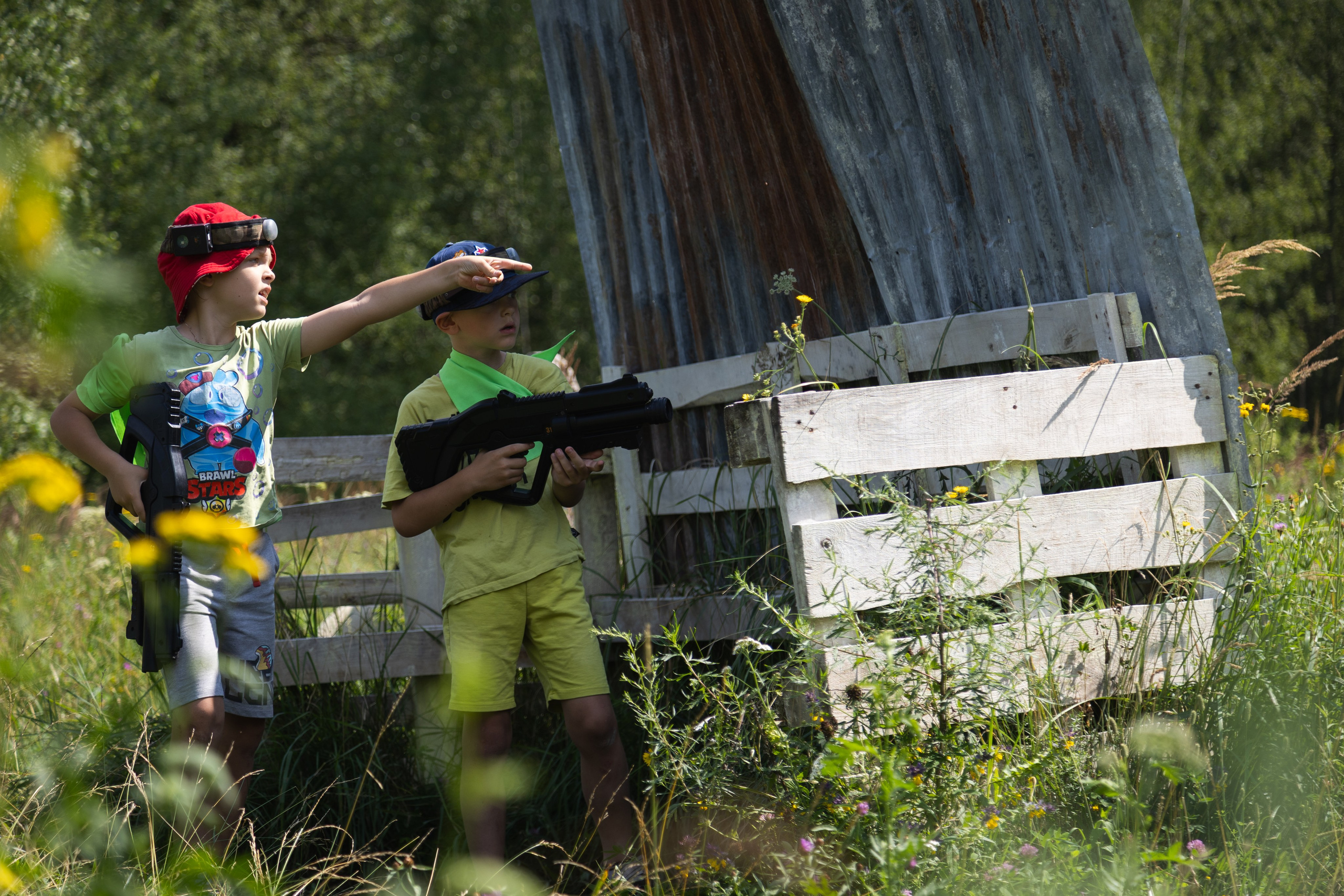 Лазертаг на природе с семьей. Документальный фотограф