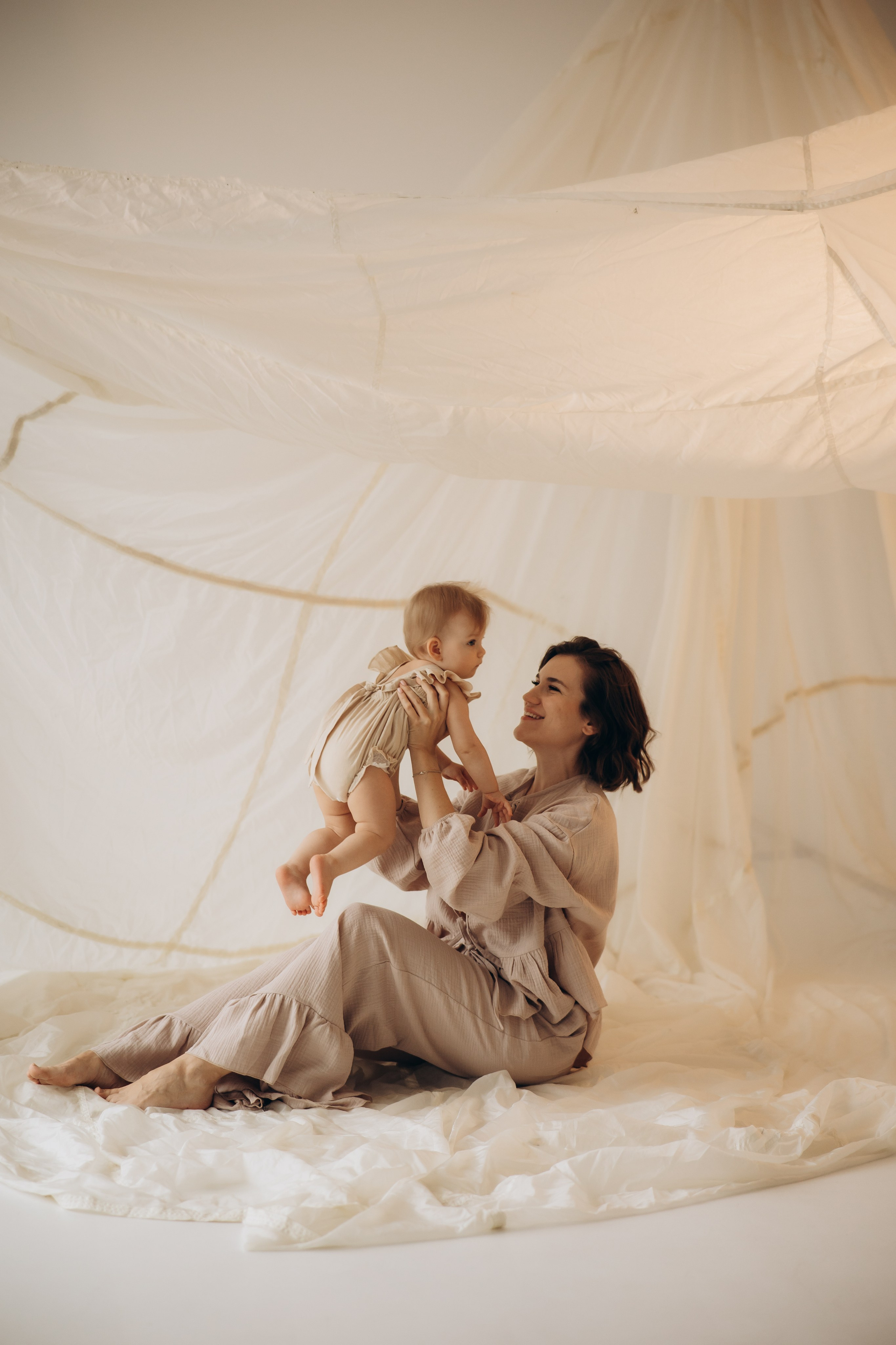 Фотосессия в тканях: мама и малышка. Семейный фотограф Москва Юлиана Фетисова