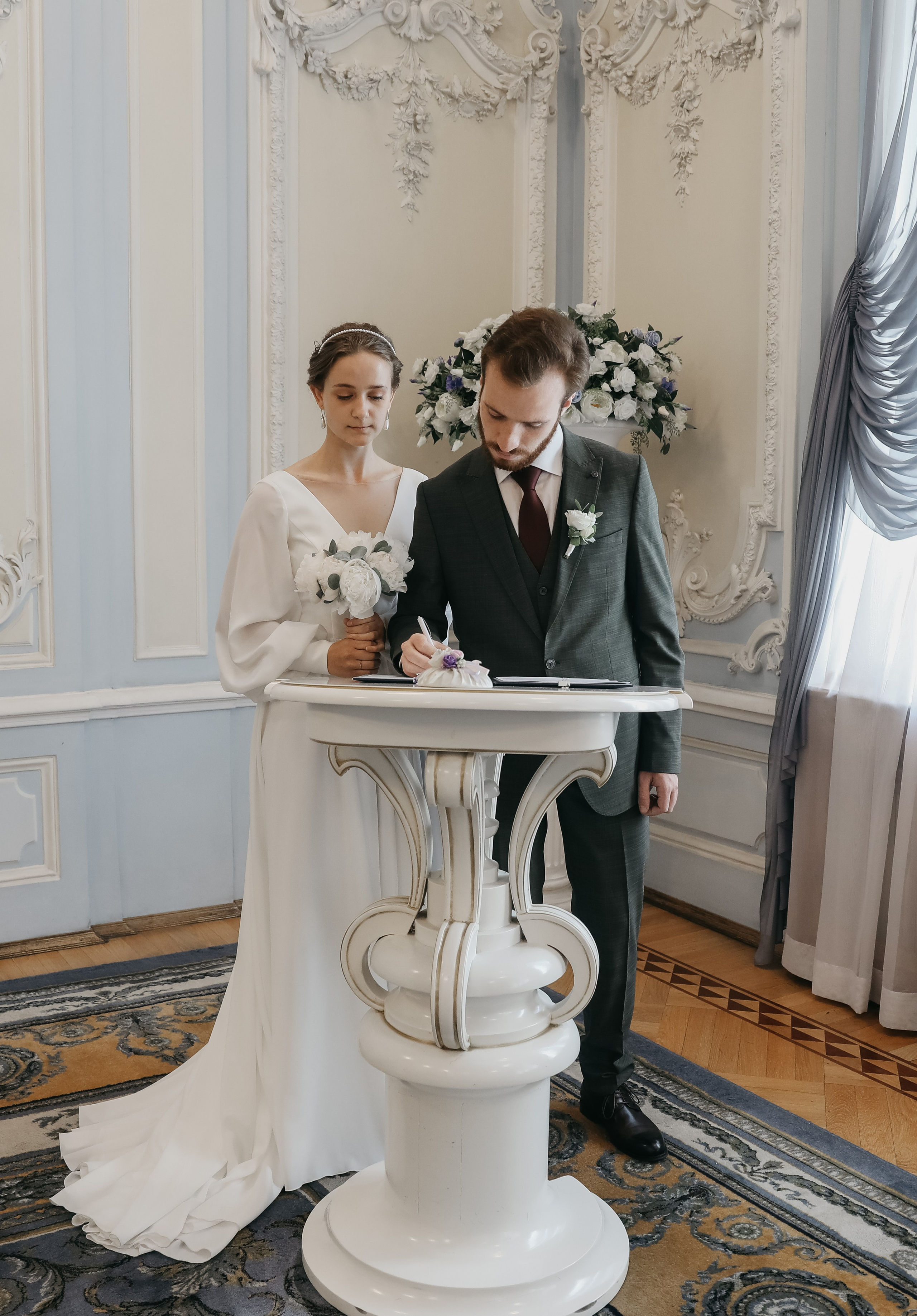 Любовь — противовес этому ужасу, любовь — акт единения и сохранения. Свадебный фотограф в Санкт-Петербурге