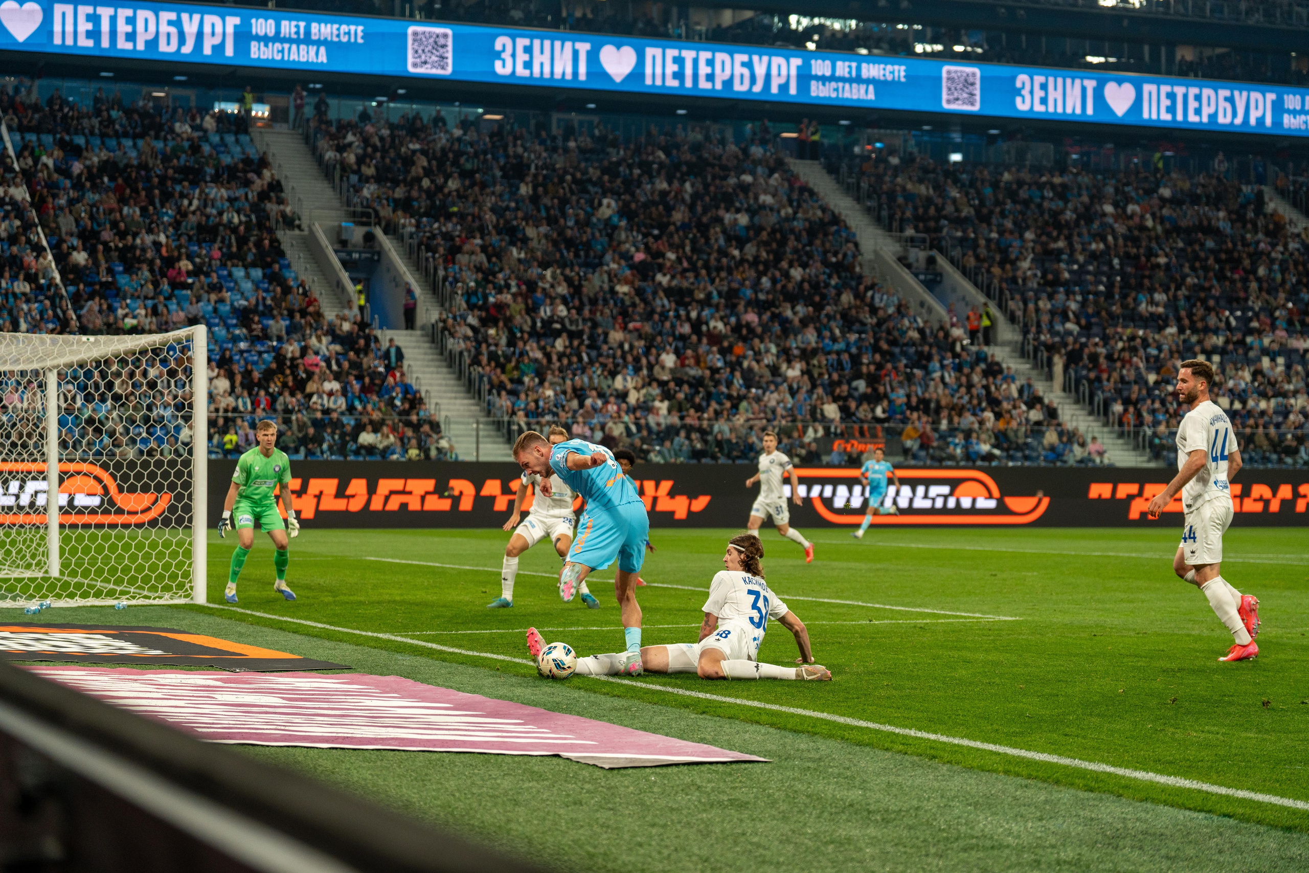 Фотограф матч Санкт-Петербург снял борьбу игроков Зенита и Оренбурга в 10-м туре РПЛ