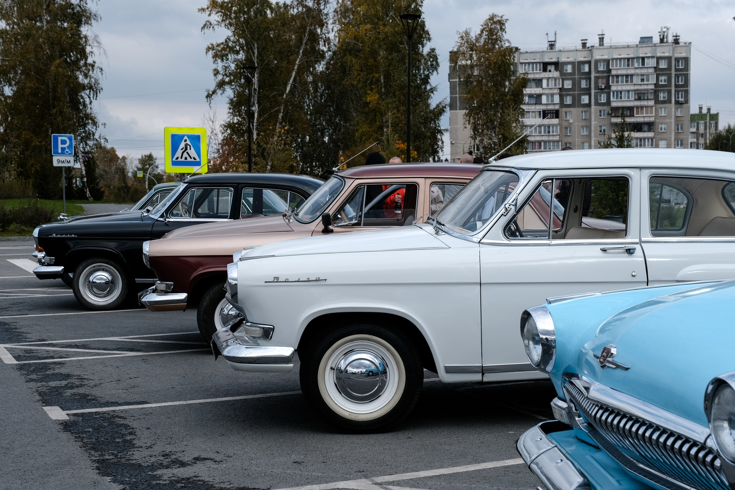 Азат и Дарья_прогулка с ретро-автомобилями. Свадебный фотограф в Челябинске Сырчикова Наталья