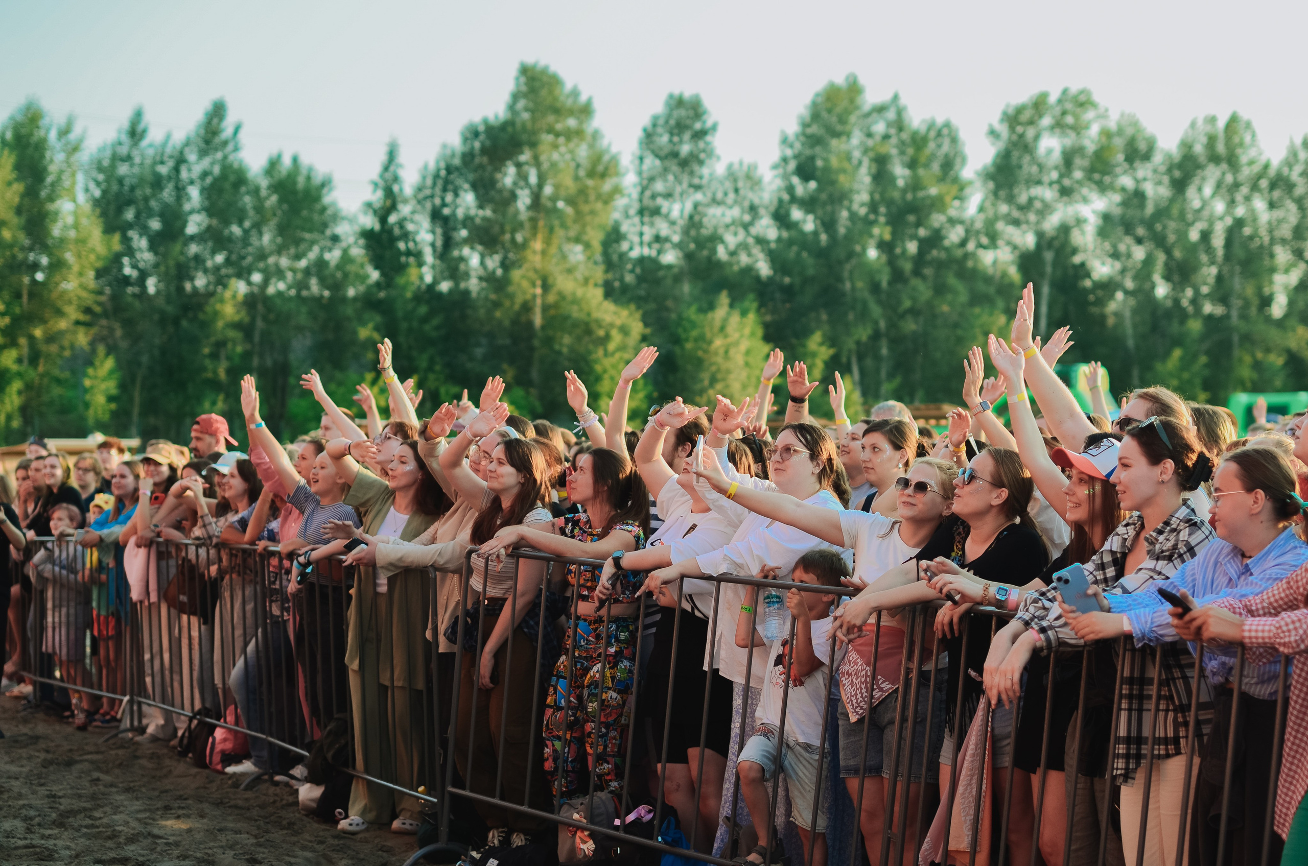 Фестиваль «Грань» 2025. Спортивная площадка. Денисова Аля — фотограф для парных съемок и индивидуальных историй в Барнауле