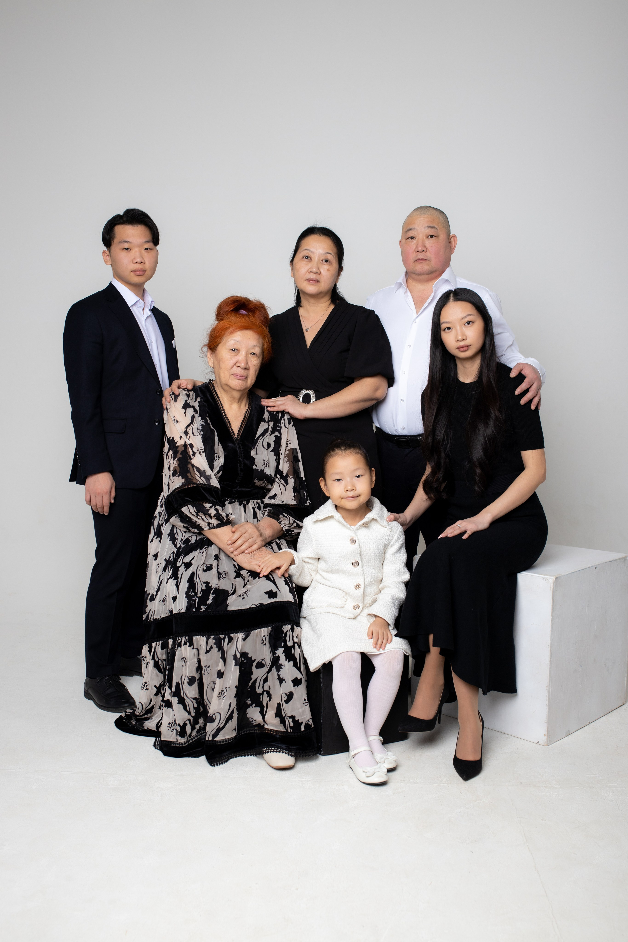 Семейная фотосессия на циклораме с импульсным светом. Фотограф в Железнодорожном и Балашихе