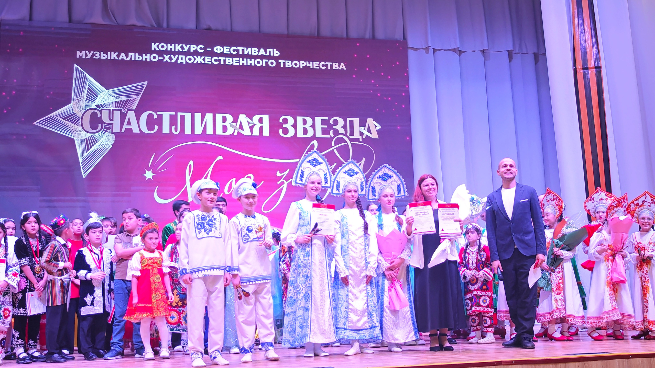 1 ноября 2025 г, г. Бохтар, Таджикистан. Золотое яблочко