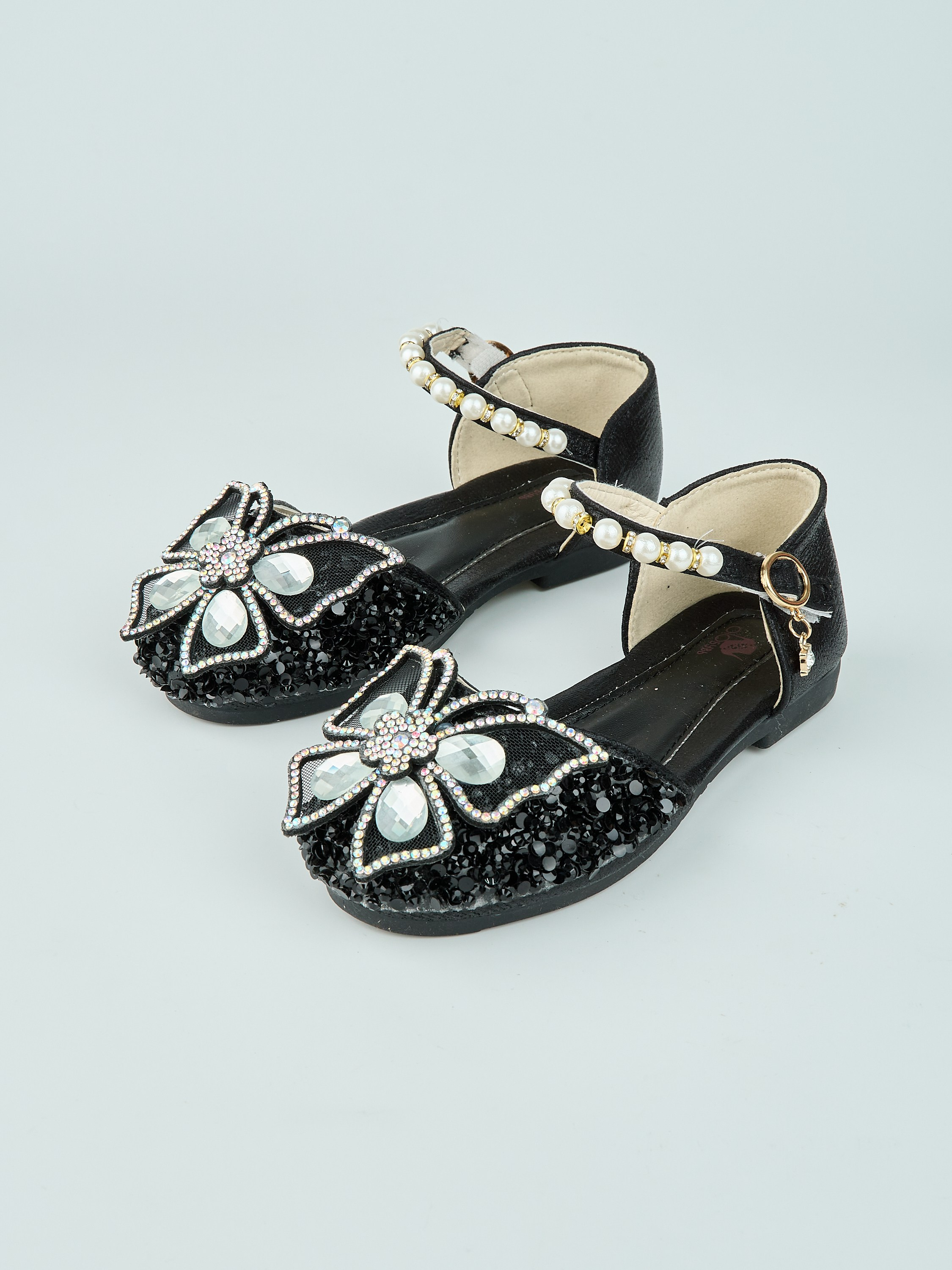 Каталожная фотосъёмка детских туфель для Wildberries