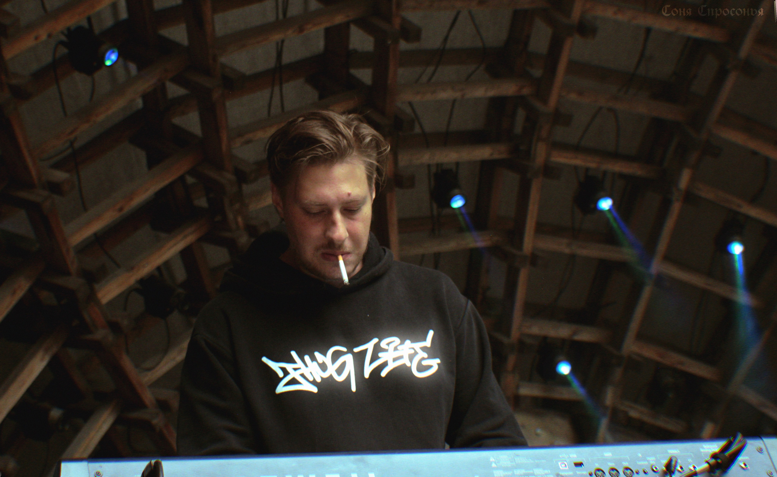 Синестетик 26.08.23. Концертный и портретный фотограф в Москве Соня Спросонья