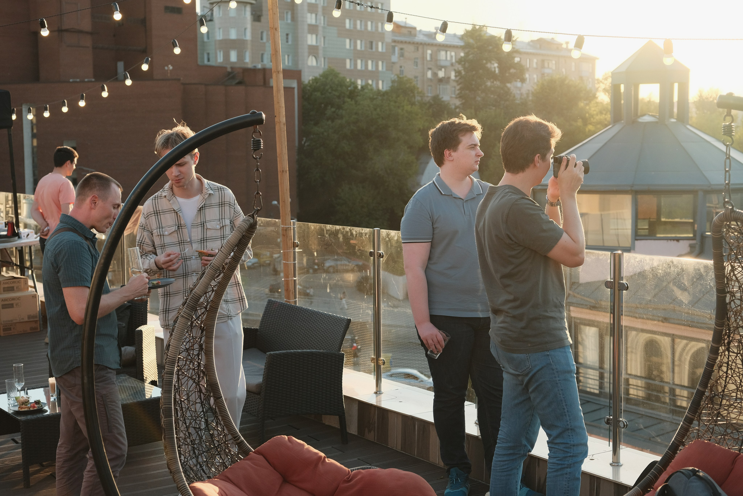 Корпоративное общение на вечеринке. Репортажная фотосессия в Москве.