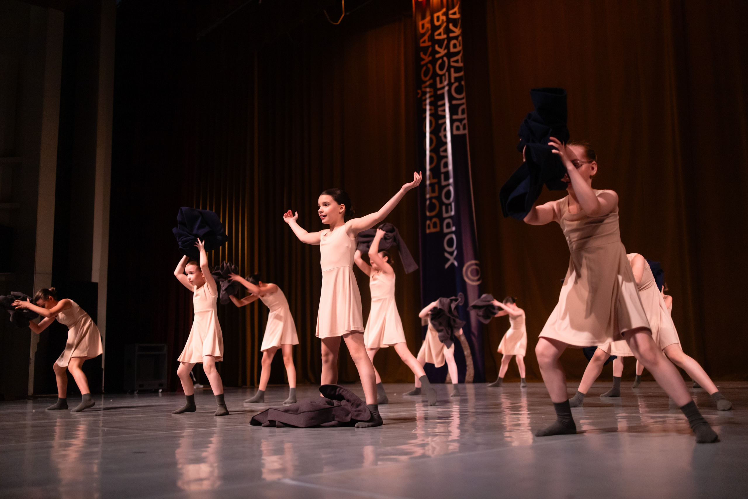 Панорама сцены отеля «Санкт-Петербург» с коллективом в вихре быстрых поворотов.