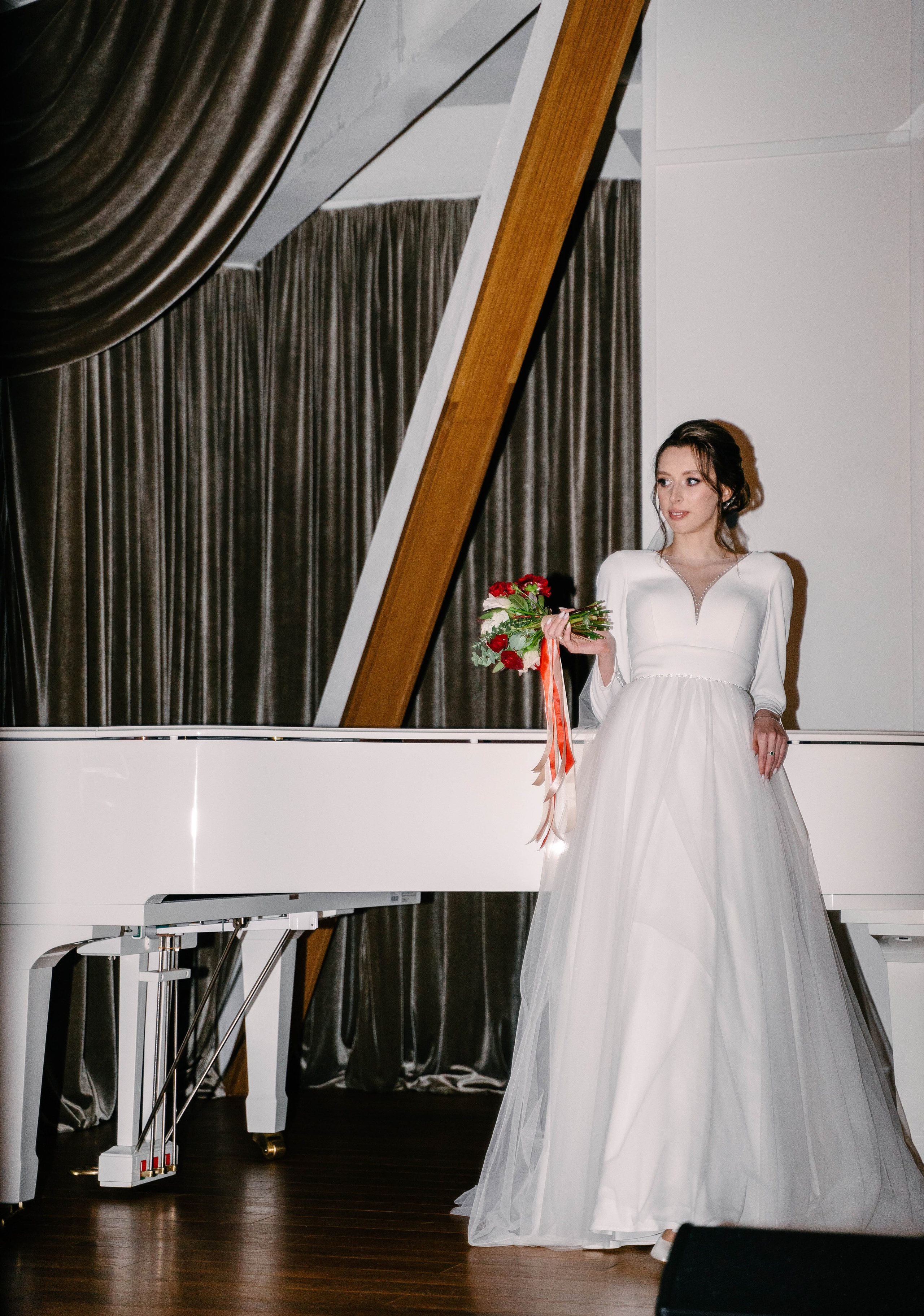 невеста стоит у рояля 