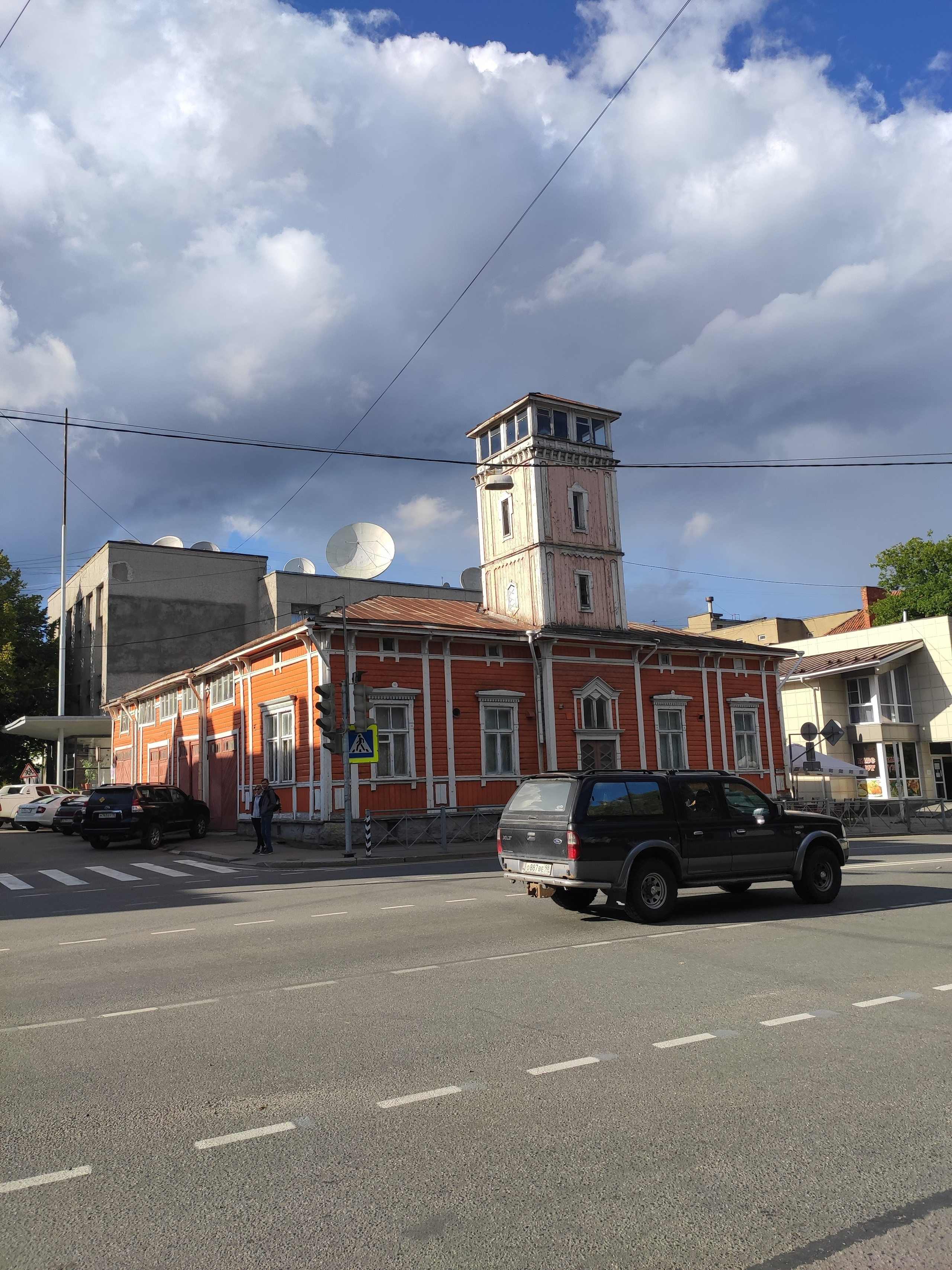 По дороге в Санкт-Петербург заехали одним глазком глянуть на бывший финский город Сортавала. Пожарное депо с каланчей