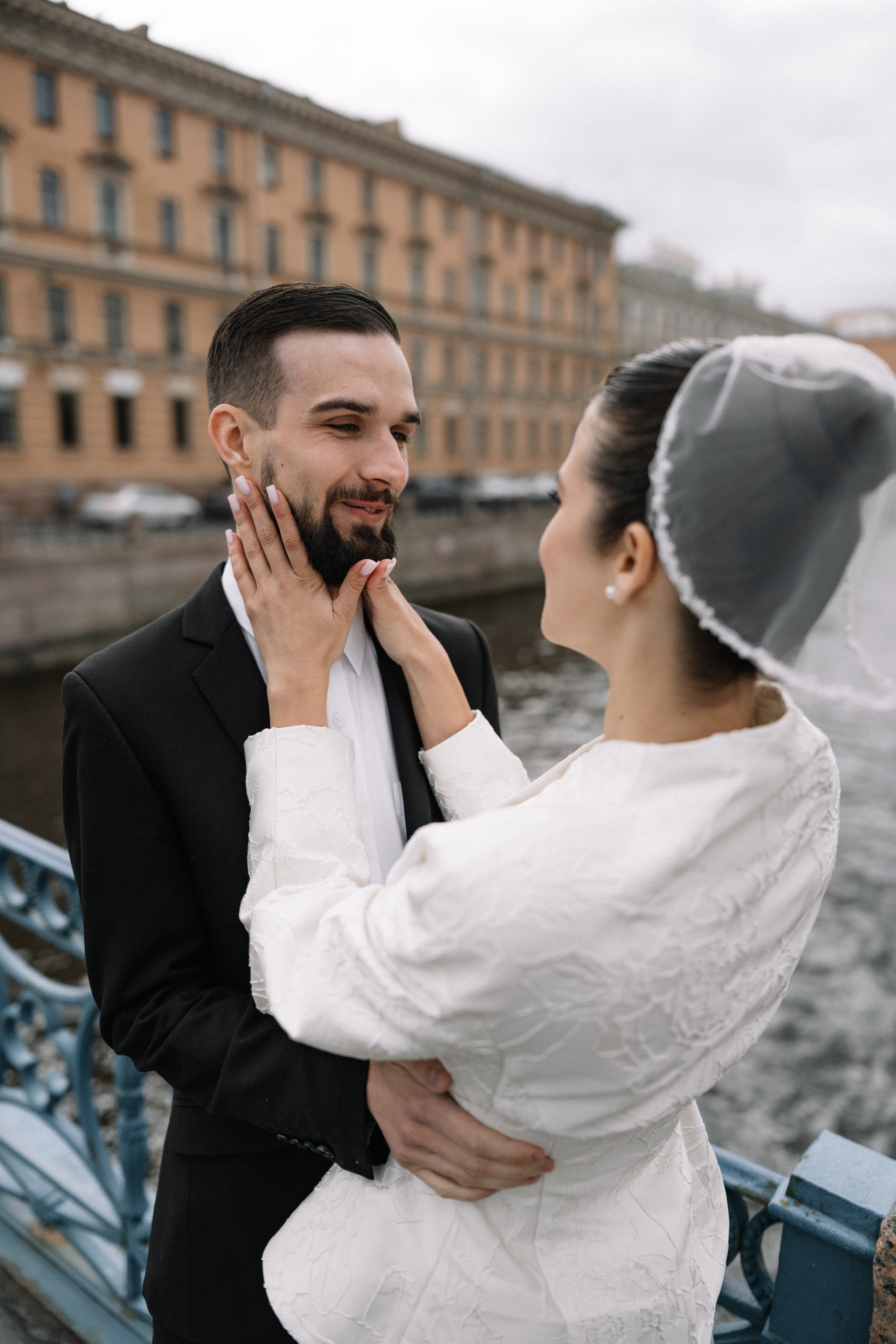 Свадебная фотосессия в Апреле в Петербурге. Свадебный фотограф Александр Невский в Санкт-Петербурге