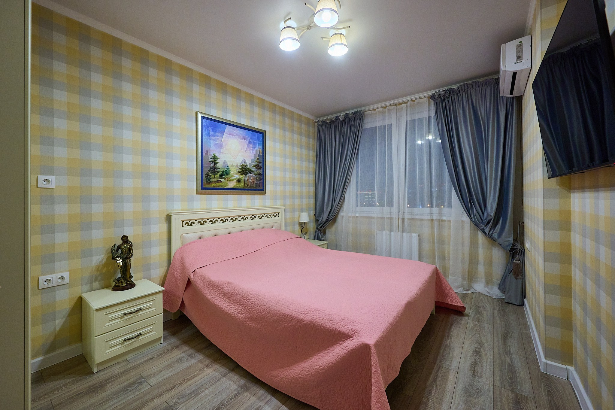 комната со светлыми обоями голубыми  шторами 