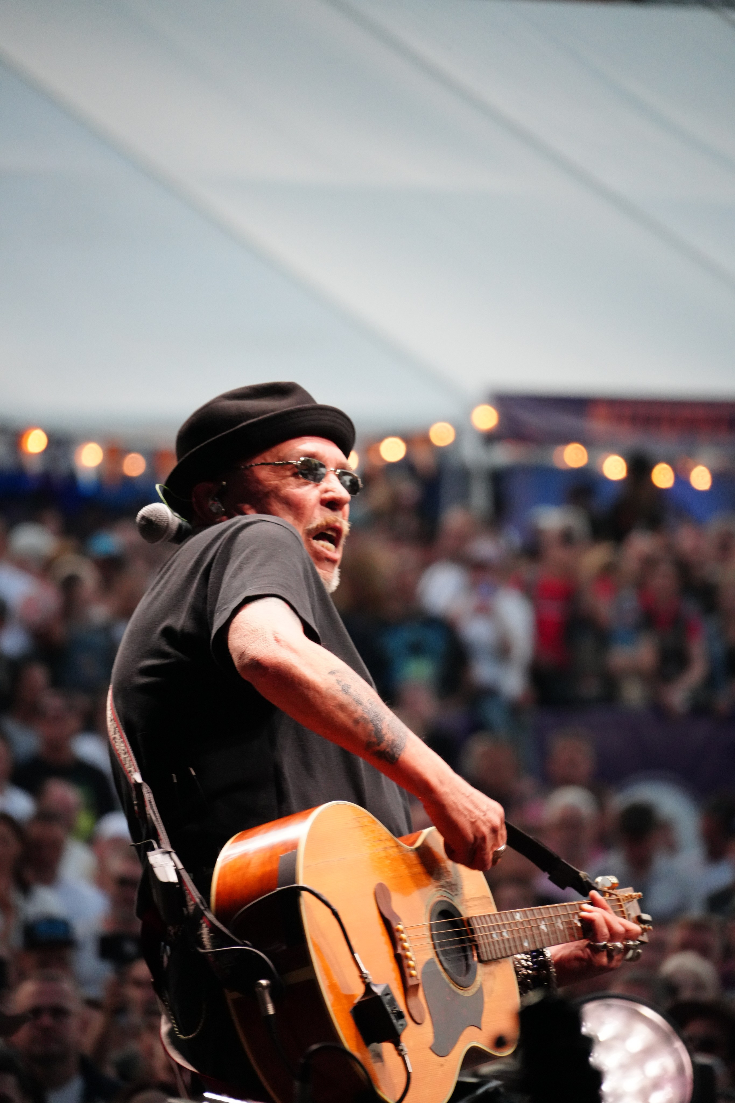 Байкеры наслаждаются атмосферой фестиваля Балтик ралли в Выборге: рок-концерт Гарика Сукачева в полном разгаре