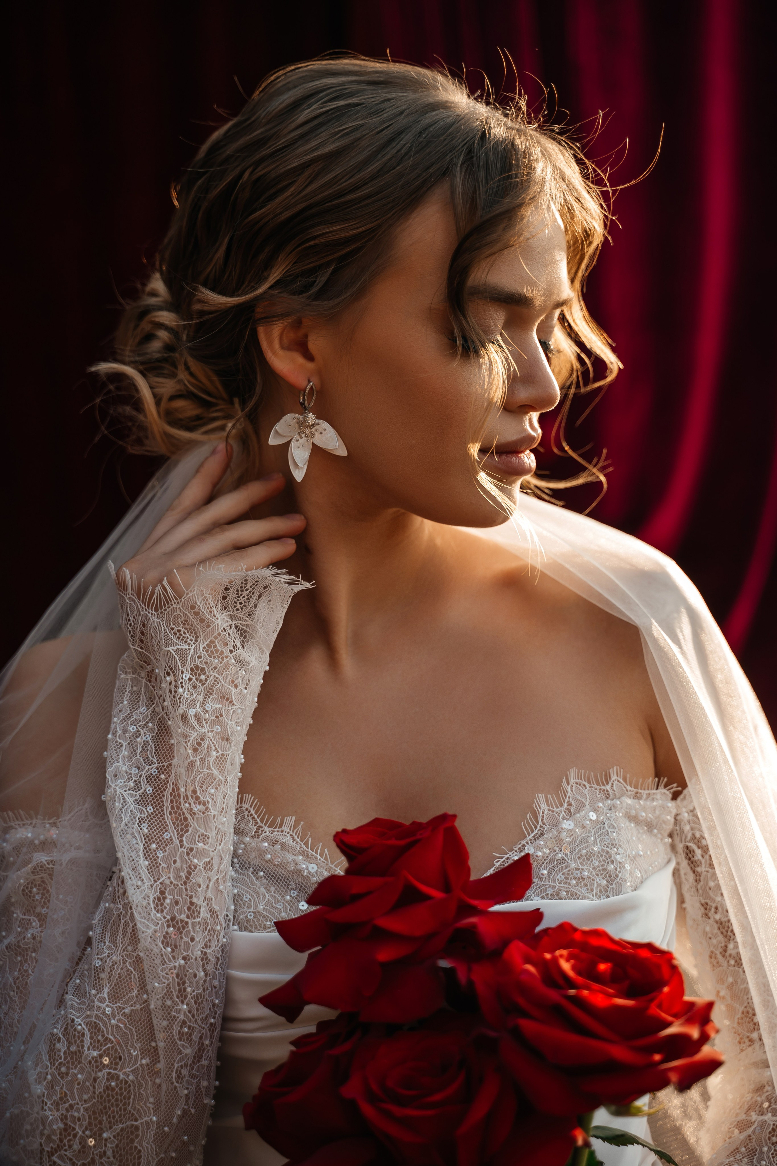 Свадебная церемония на фотозоне из красного бархата. Свадебный фотограф Елена Рякина