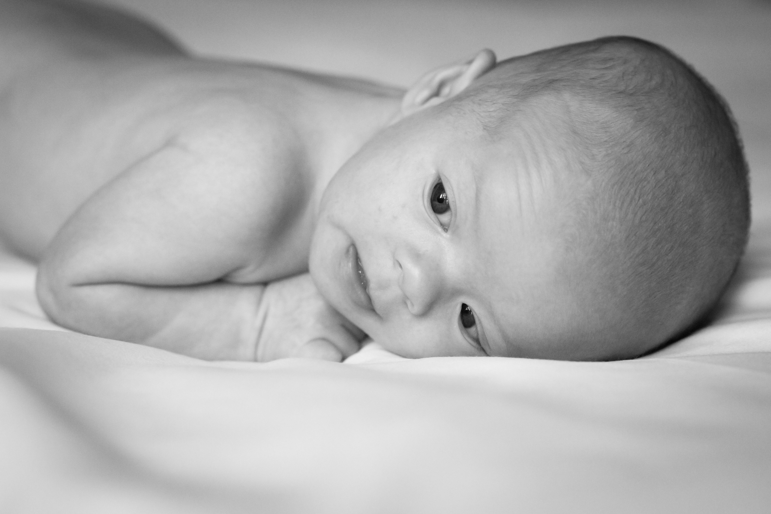 Черно-белая съемка новорожденной. Фотографы в Москве Светлана Устинова и Сергей Грачев