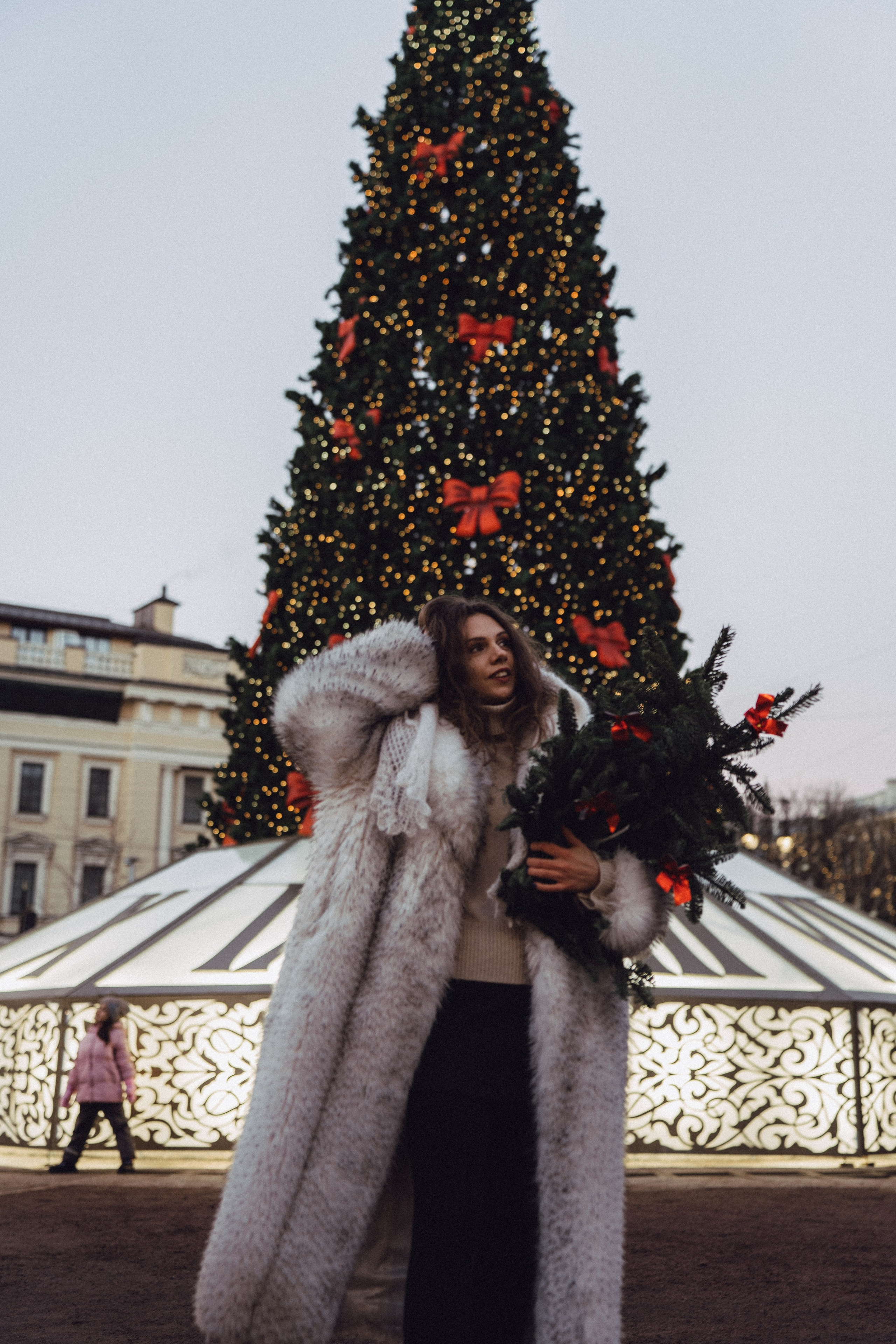 ПРОГУЛКА НА МАНЕЖНОЙ ПЛОЩАДИ ДЛЯ ДЕВУШКИ ПЕРЕД НОВЫМ ГОДОМ (НОВОГОДНЯЯ ФОТОСЕССИИЯ НА МАНЕЖНОЙ ПЛОЩАДИ). Профессиональный фотограф, Санкт-Петербург — Виктория Богомолова