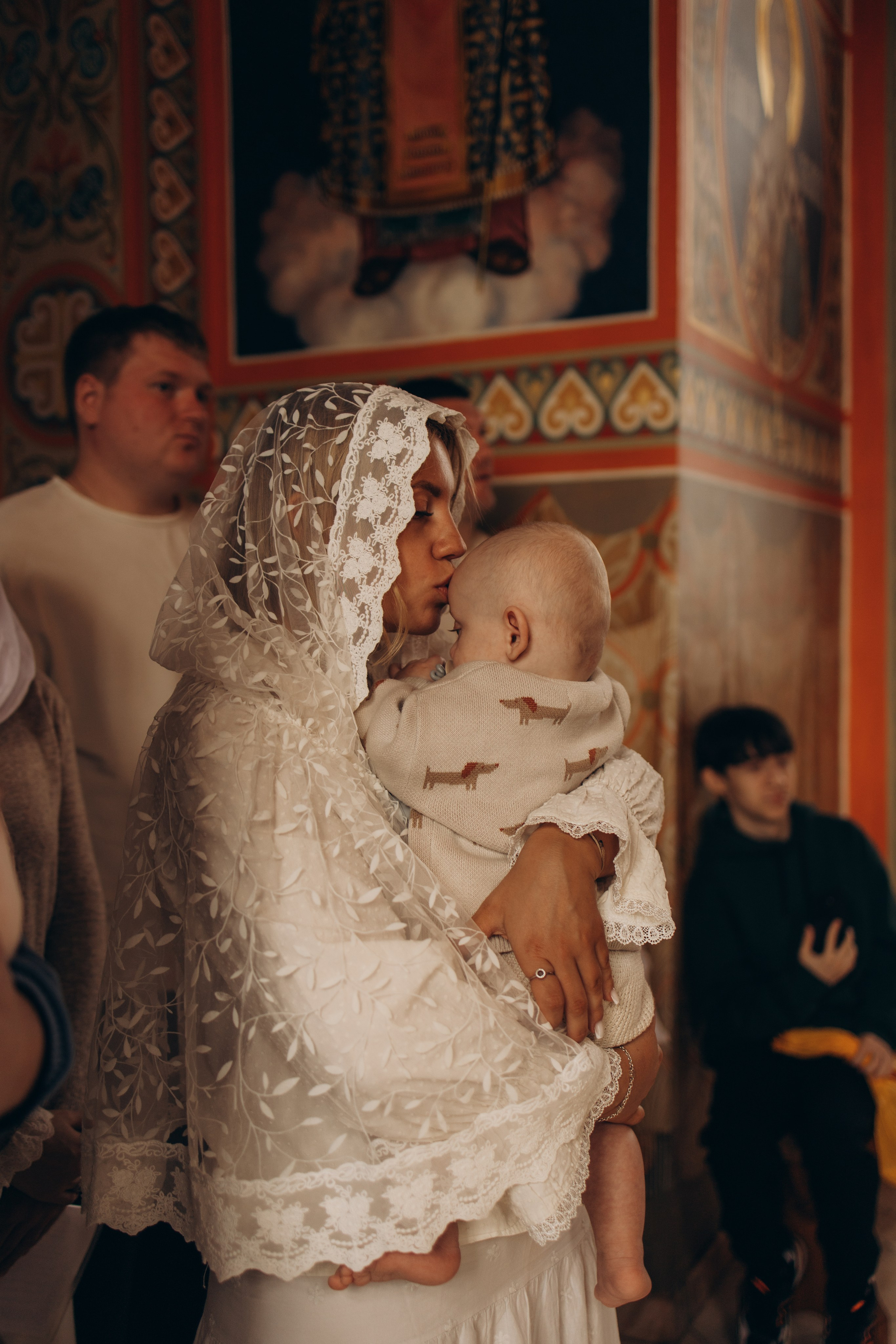 Таинство крещения младенца в храме в честь Архангела Михаила в с. Красное (с.Красное, Боровский район). Надежда Стар семейный и церковный фотограф в Жукове и Калужской области