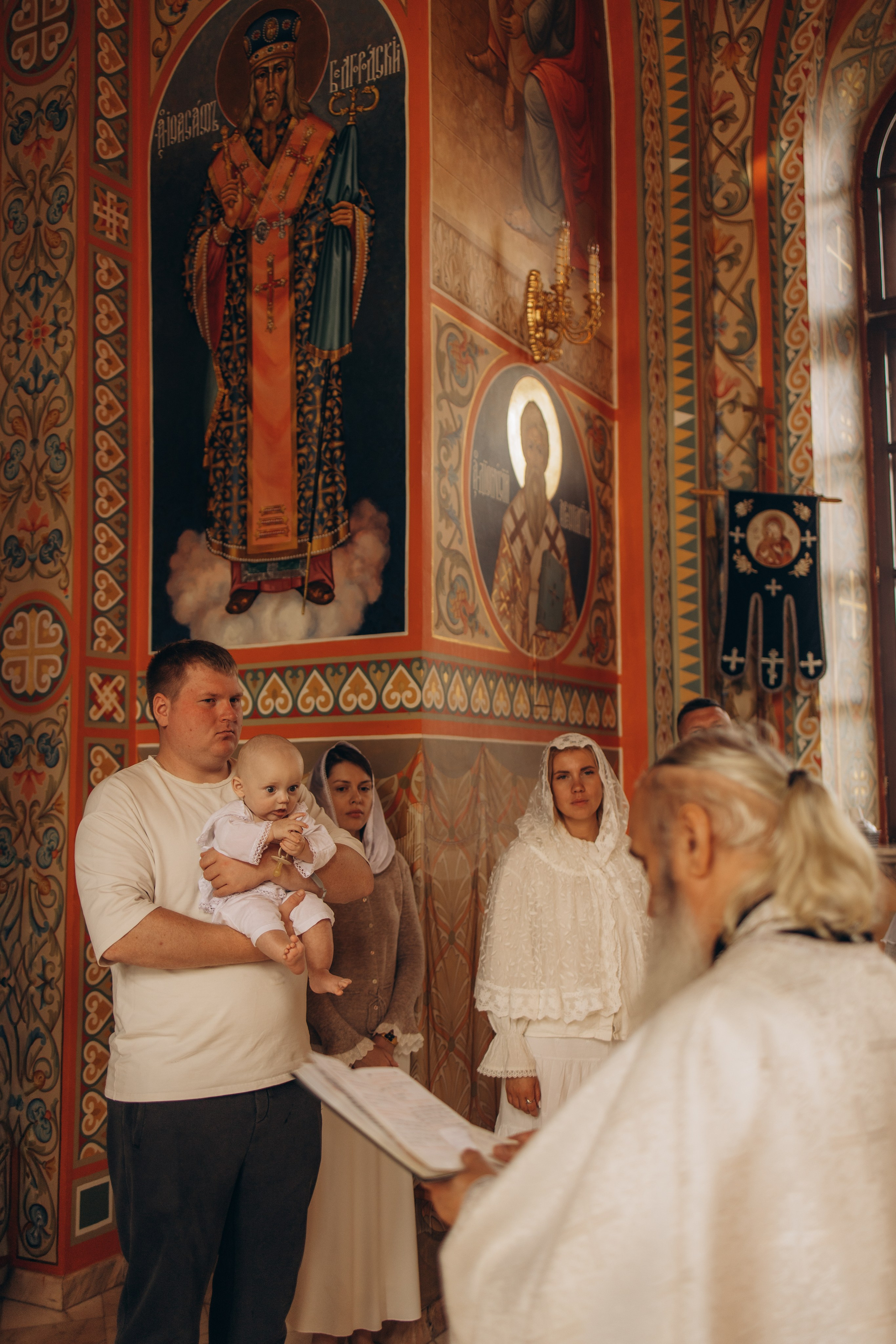 Таинство крещения младенца в храме в честь Архангела Михаила в с. Красное (с.Красное, Боровский район). Надежда Стар семейный и церковный фотограф в Жукове и Калужской области