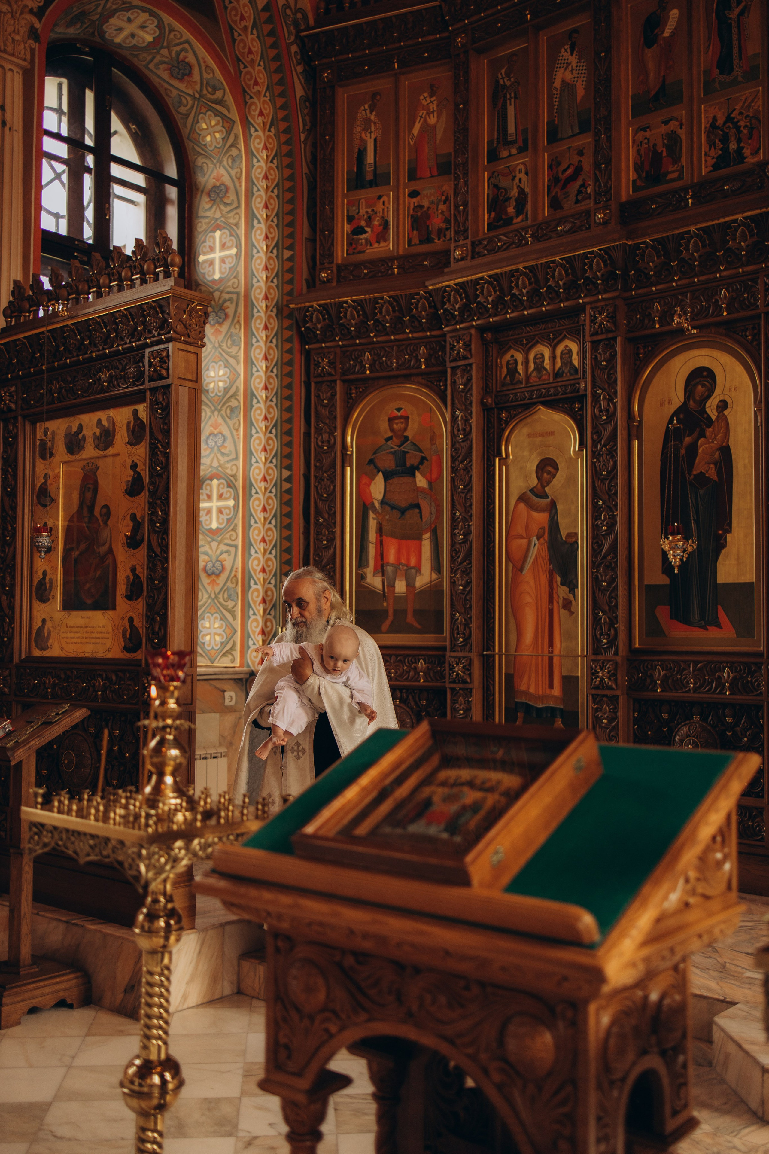 Таинство крещения младенца в храме в честь Архангела Михаила в с. Красное (с.Красное, Боровский район). Надежда Стар семейный и церковный фотограф в Жукове и Калужской области