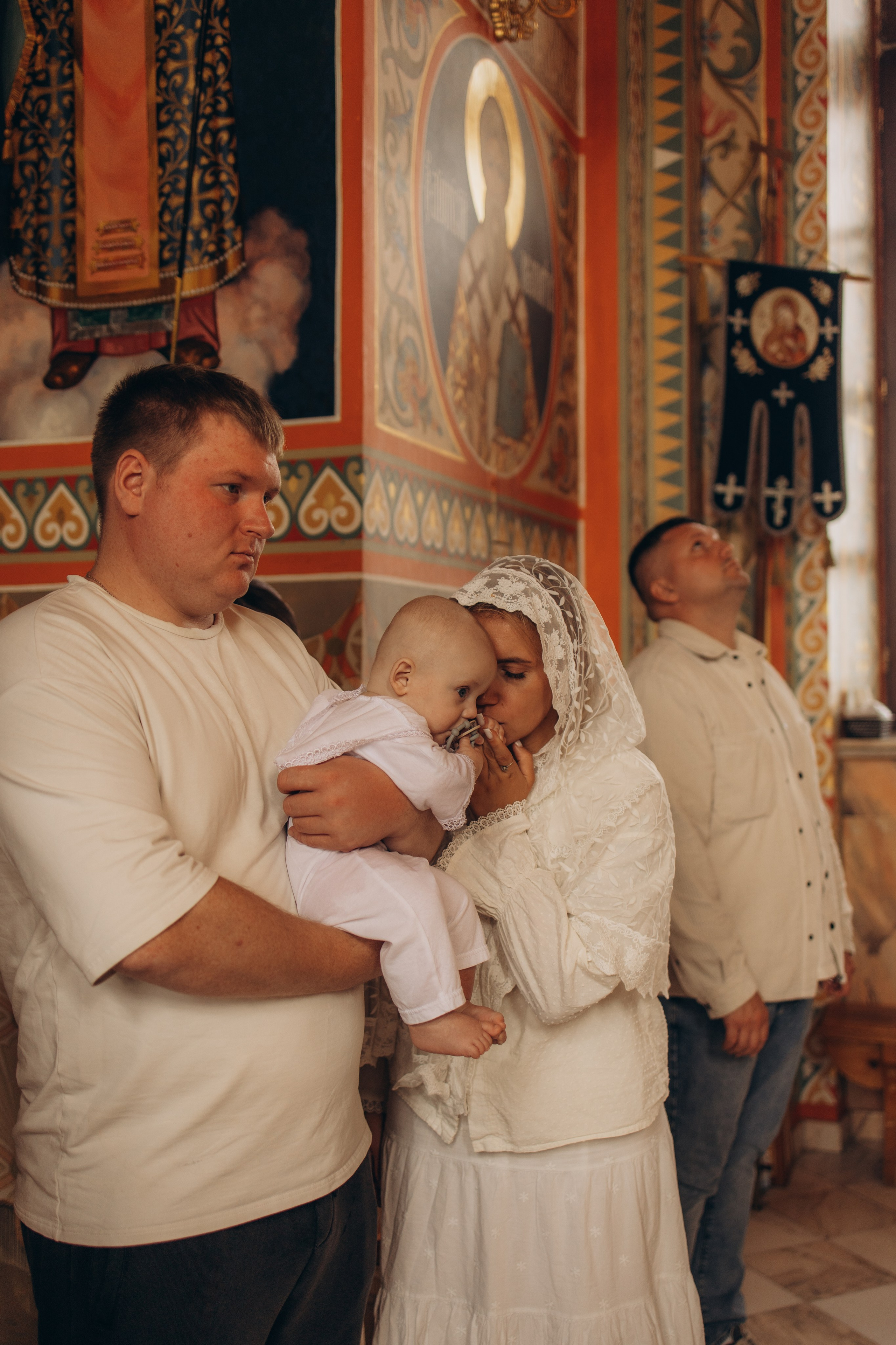 Таинство крещения младенца в храме в честь Архангела Михаила в с. Красное (с.Красное, Боровский район). Надежда Стар семейный и церковный фотограф в Жукове и Калужской области
