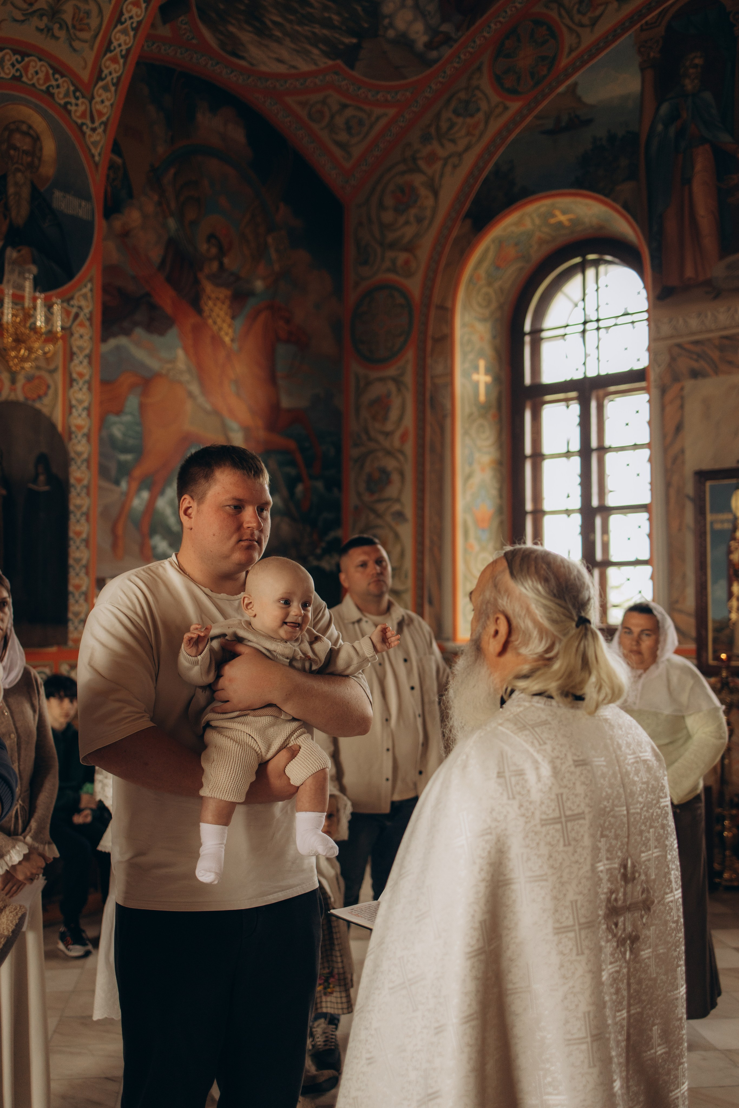 Таинство крещения младенца в храме в честь Архангела Михаила в с. Красное (с.Красное, Боровский район). Надежда Стар семейный и церковный фотограф в Жукове и Калужской области