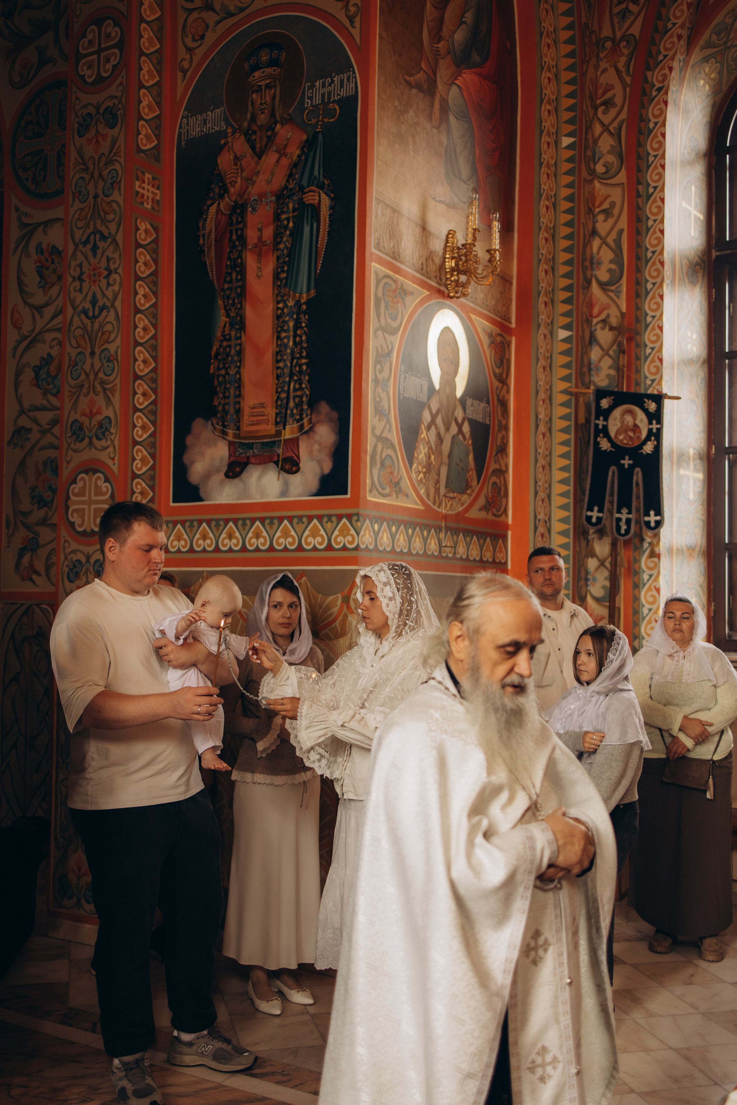 Таинство крещения младенца в храме в честь Архангела Михаила в с. Красное (с.Красное, Боровский район). Надежда Стар семейный и церковный фотограф в Жукове и Калужской области