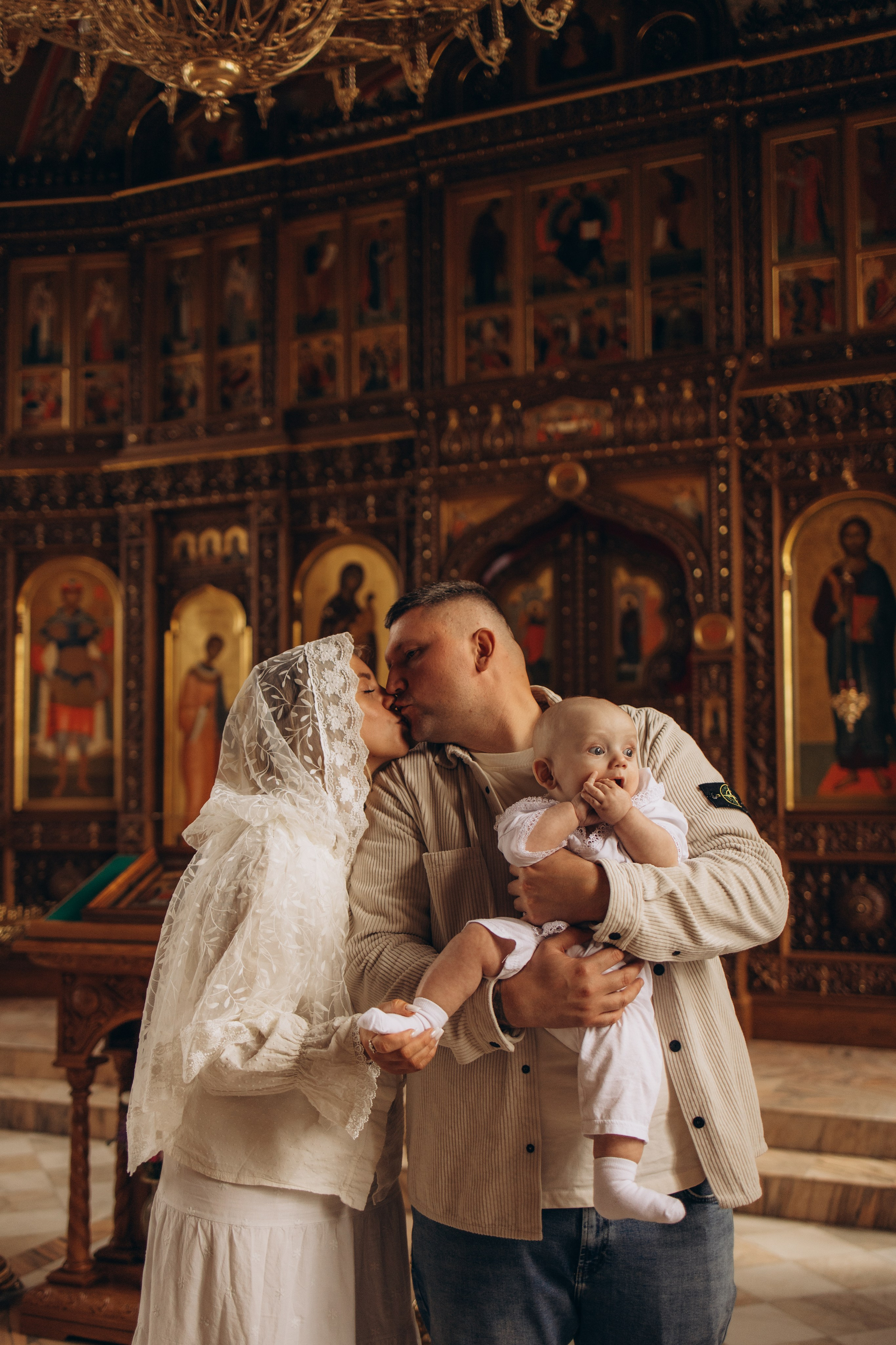 Таинство крещения младенца в храме в честь Архангела Михаила в с. Красное (с.Красное, Боровский район). Надежда Стар семейный и церковный фотограф в Жукове и Калужской области