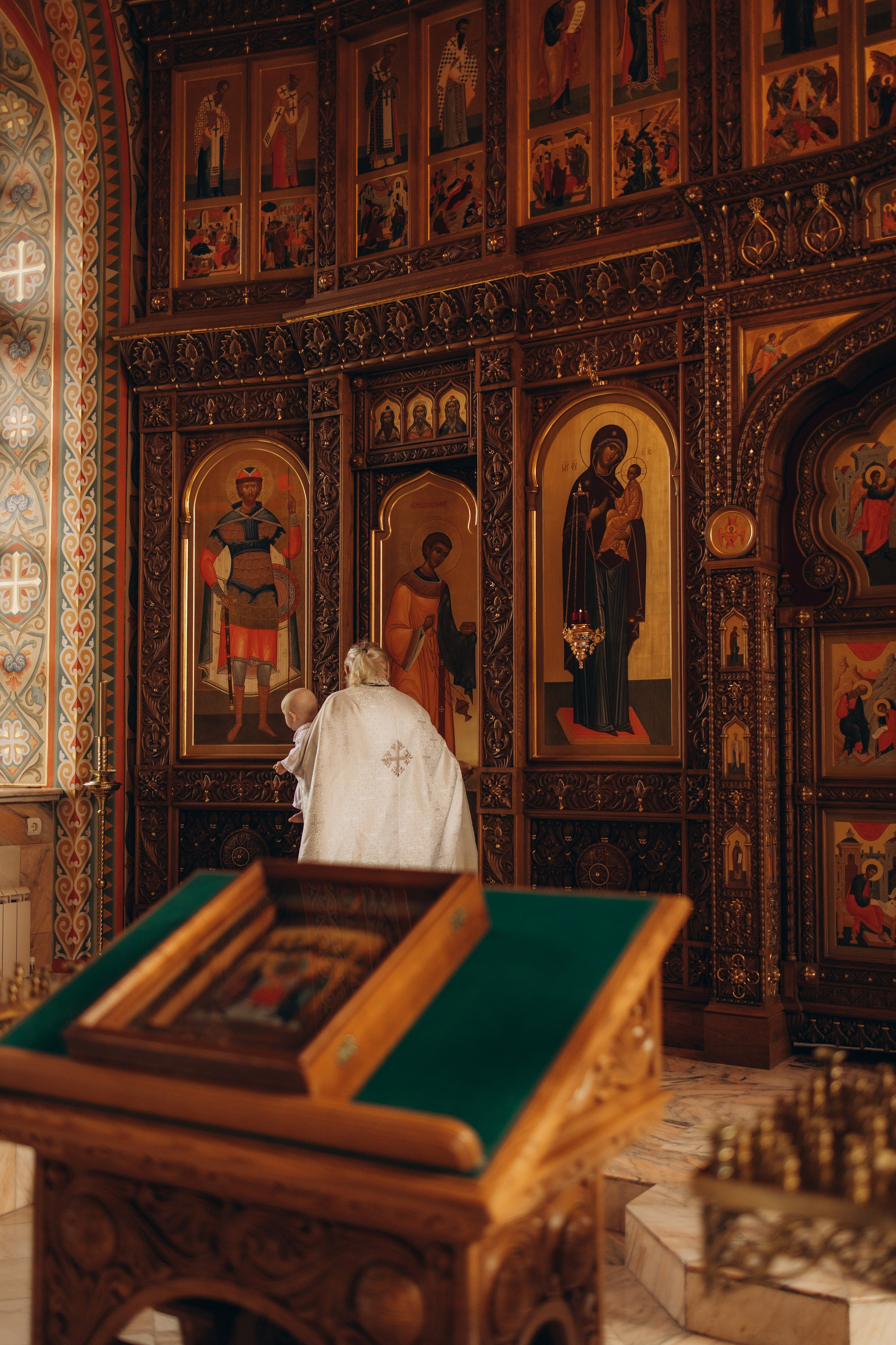 Таинство крещения младенца в храме в честь Архангела Михаила в с. Красное (с.Красное, Боровский район). Надежда Стар семейный и церковный фотограф в Жукове и Калужской области