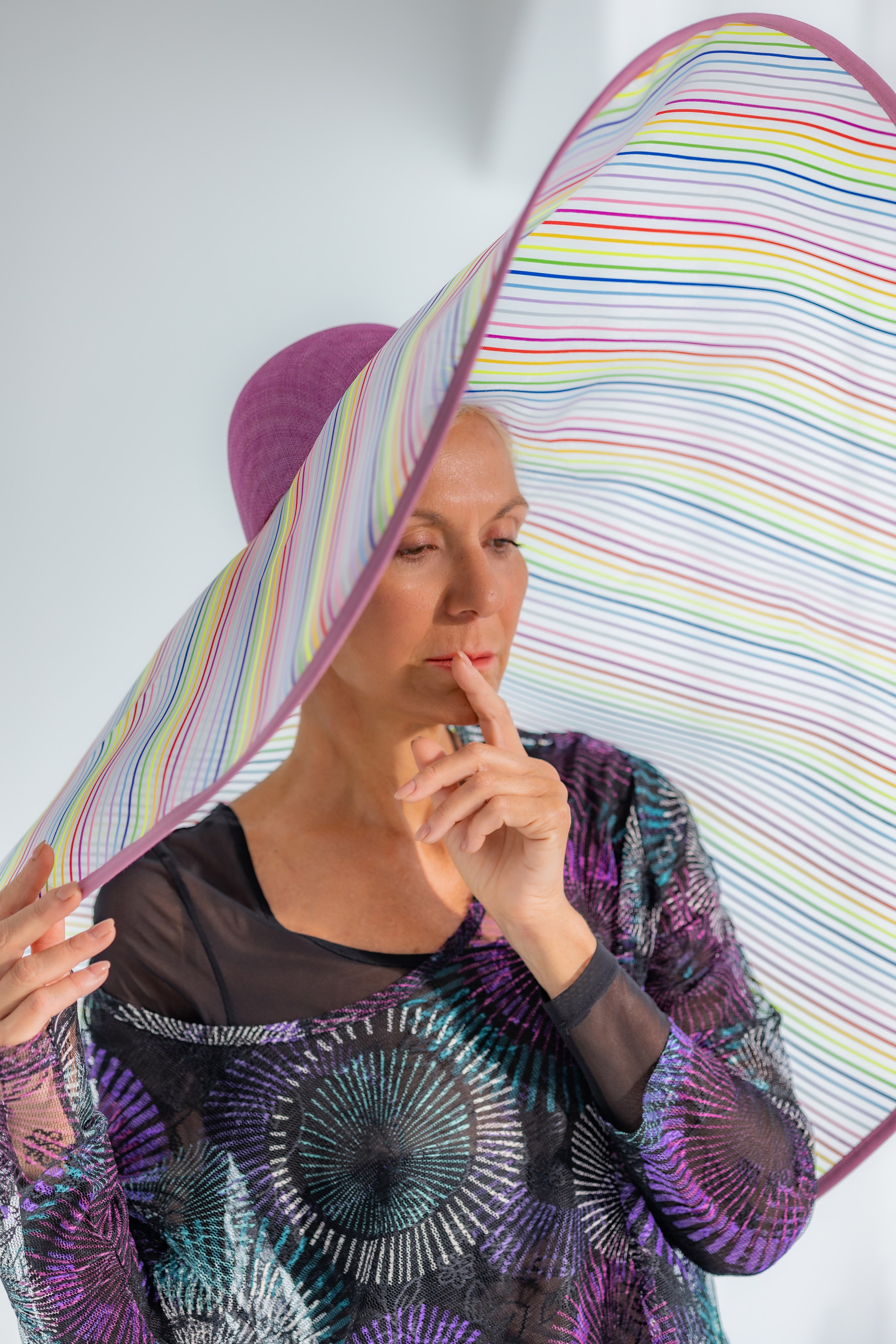 Модель Ольга в дизайнерской шляпке. Портретный фотограф в Москве Екатерина Богдасарова