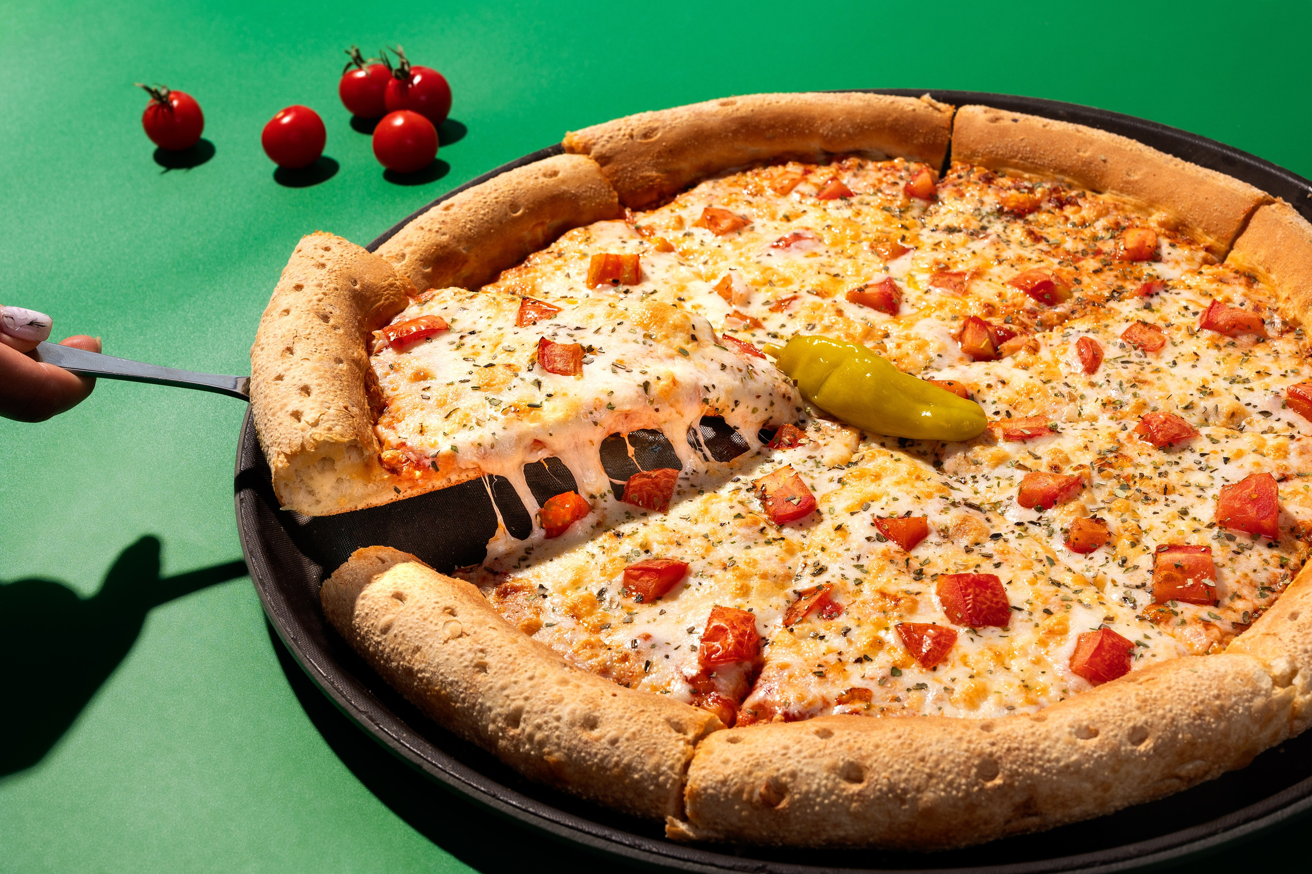 Пицца маргарита Папа Джонс. Пицца с тянущимся сыром