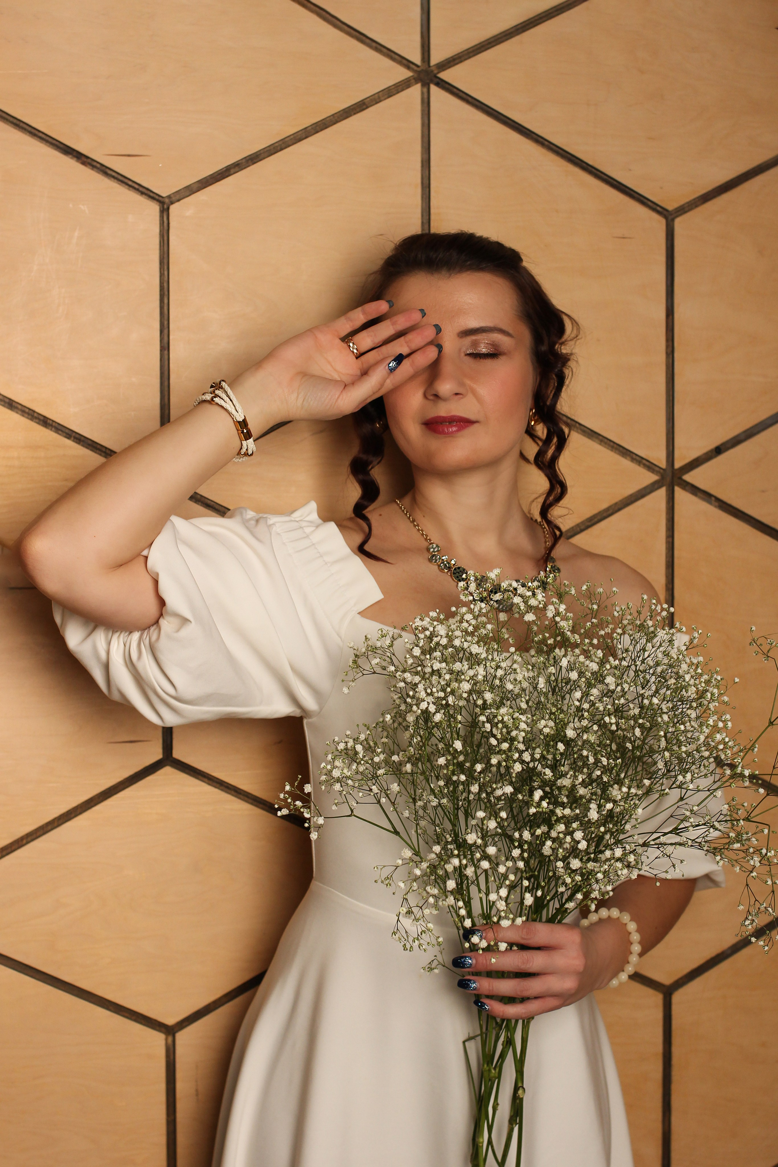 Фотограф Наталья Преснякова - художественный женский портрет с цветами в студии