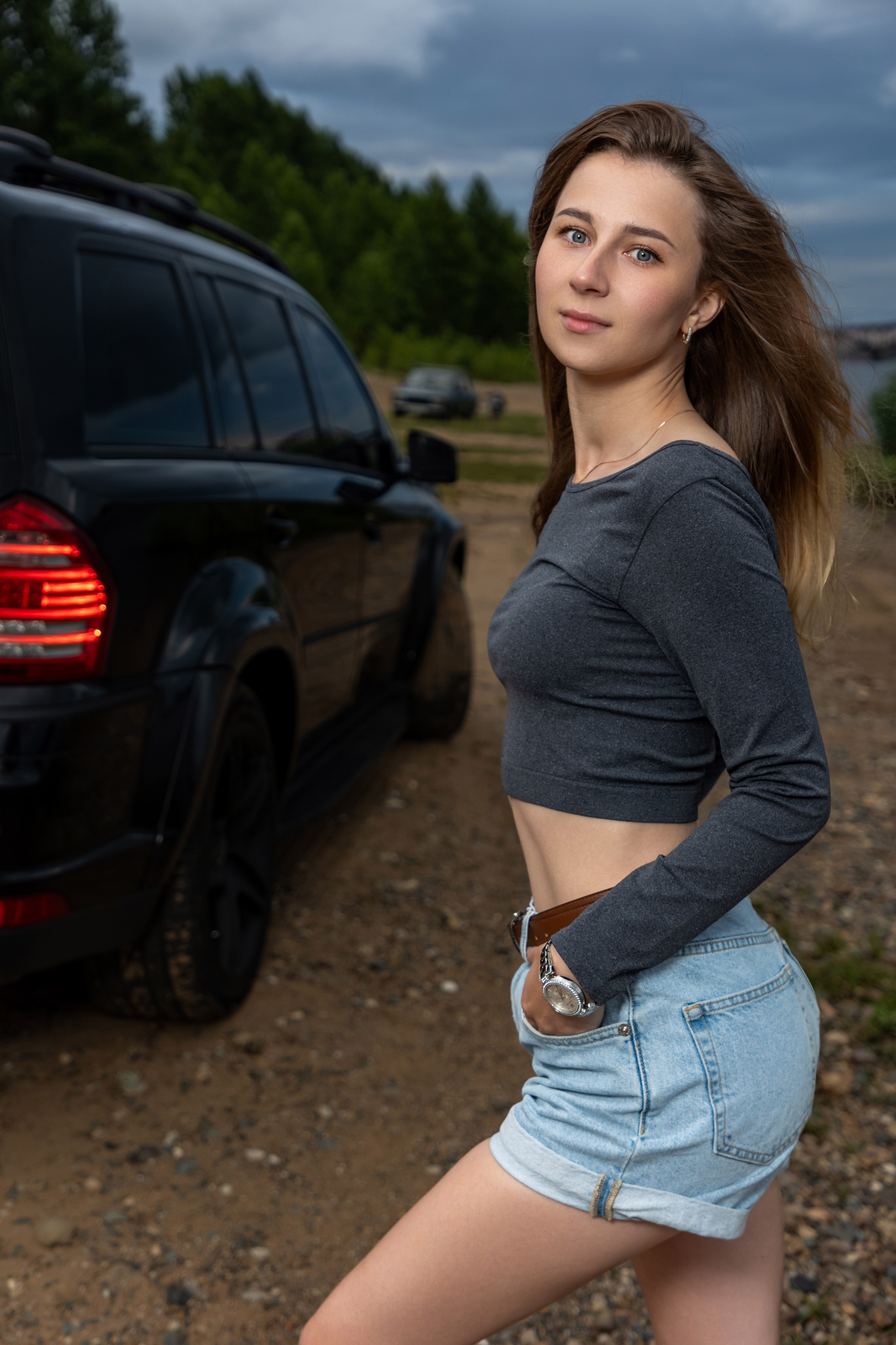 Фотосессия с автомобилем для прекрасной девушки на берегу Волги. Коммерческий фотограф Андрей Тремасов