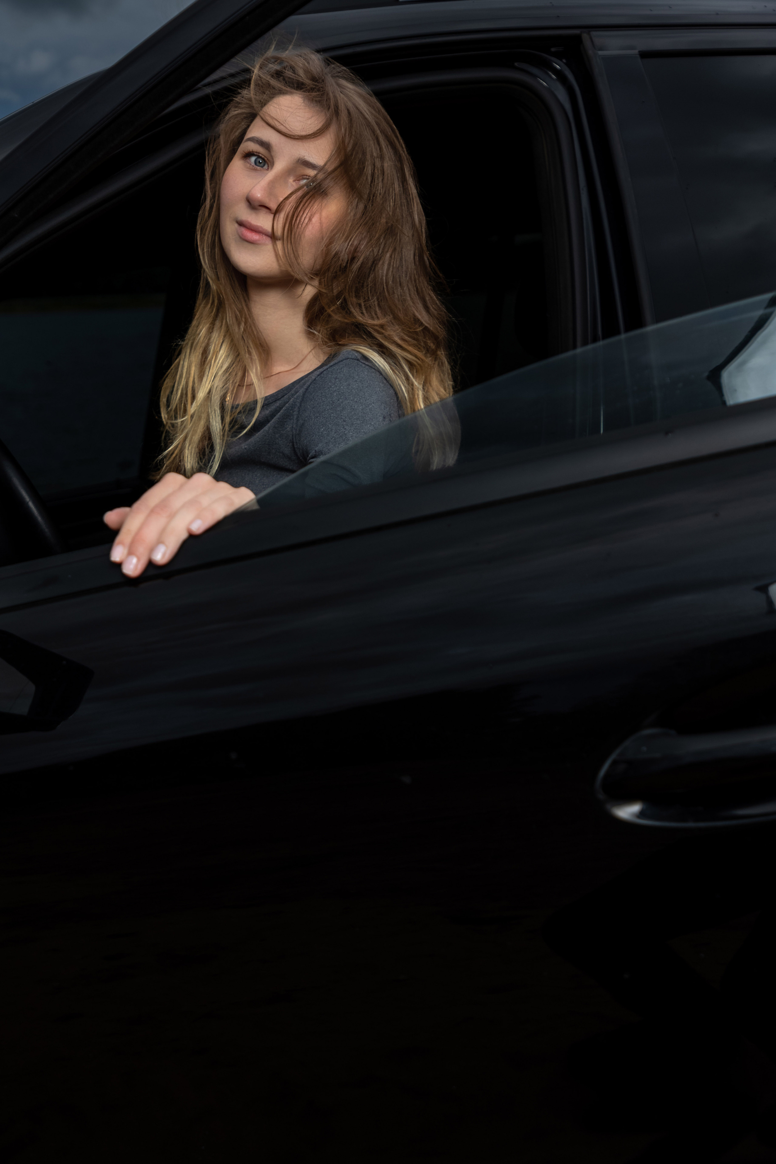 Фотосессия с автомобилем для прекрасной девушки на берегу Волги. Коммерческий фотограф Андрей Тремасов