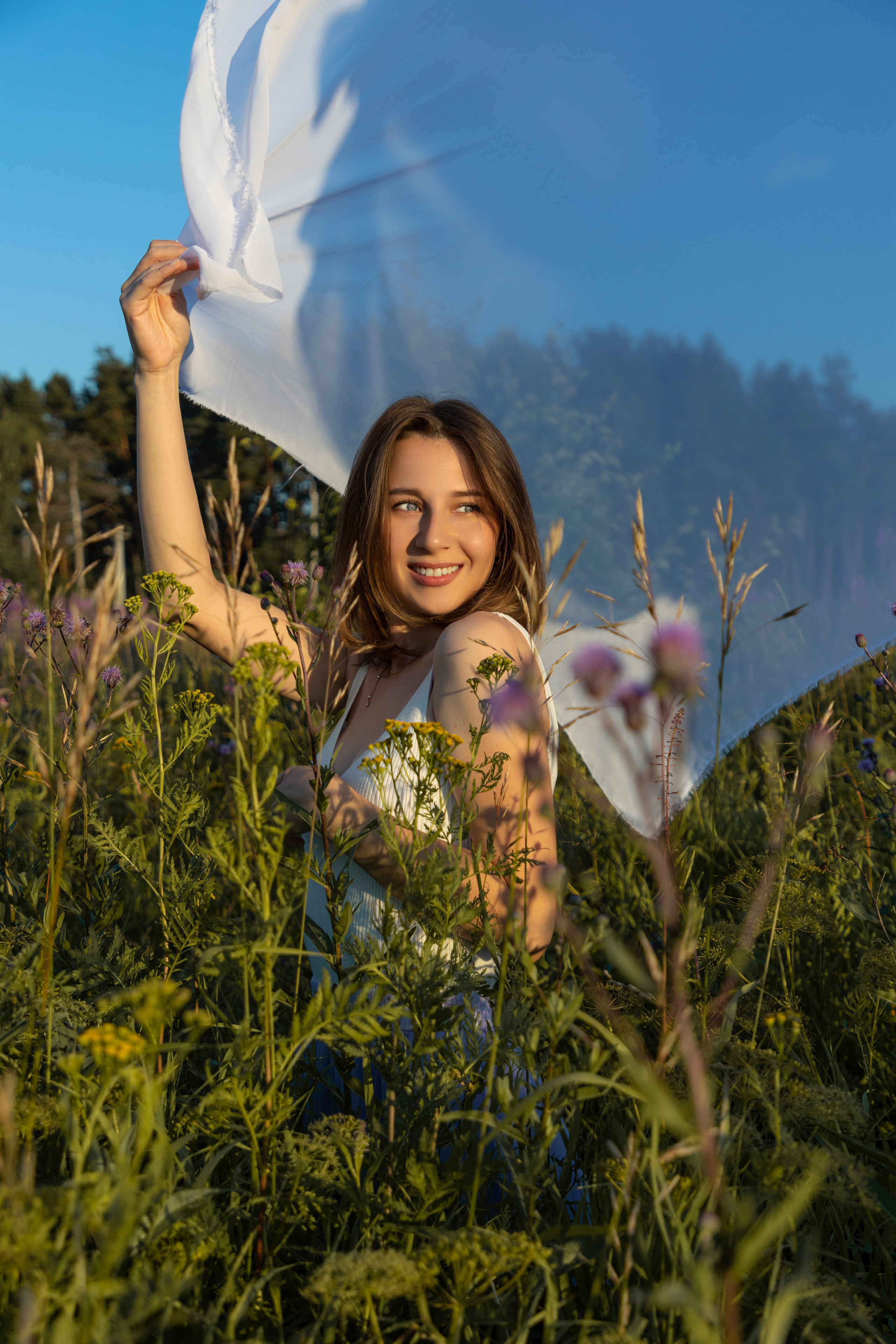 Съёмка девушки в цветущем поле. Коммерческий фотограф Андрей Тремасов