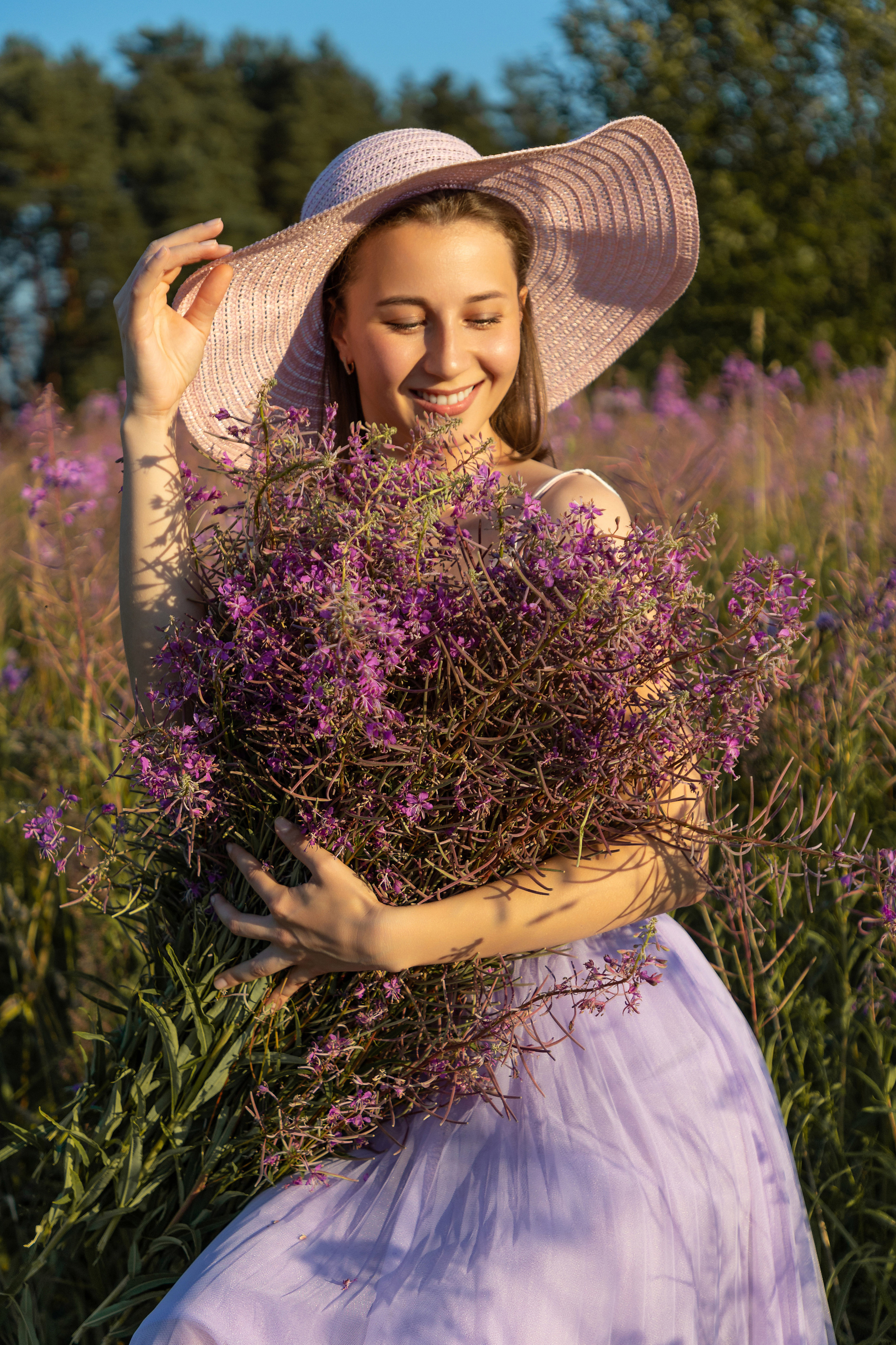 Съёмка девушки в цветущем поле. Коммерческий фотограф Андрей Тремасов
