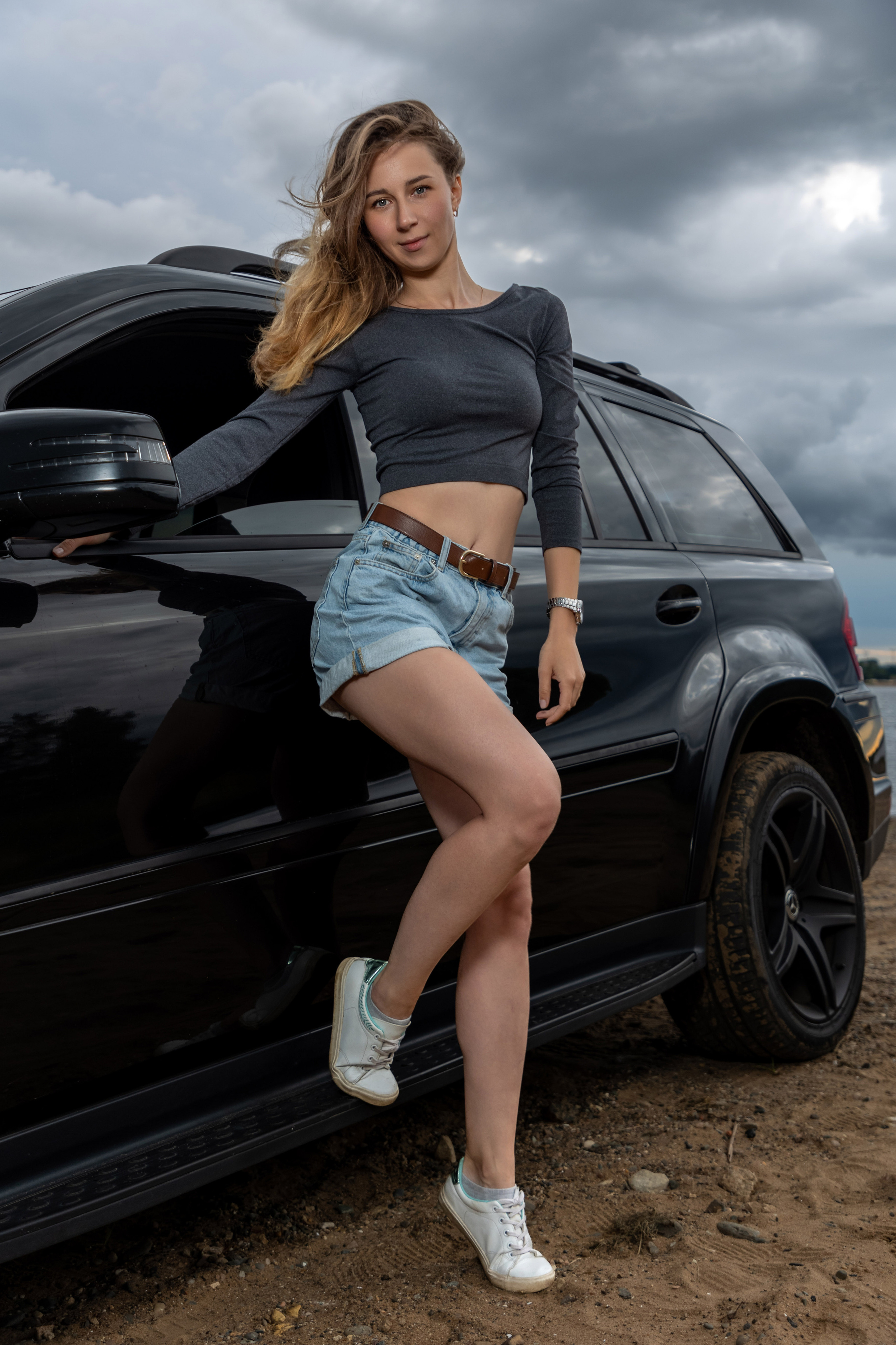 Фотосессия с автомобилем для прекрасной девушки на берегу Волги. Коммерческий фотограф Андрей Тремасов