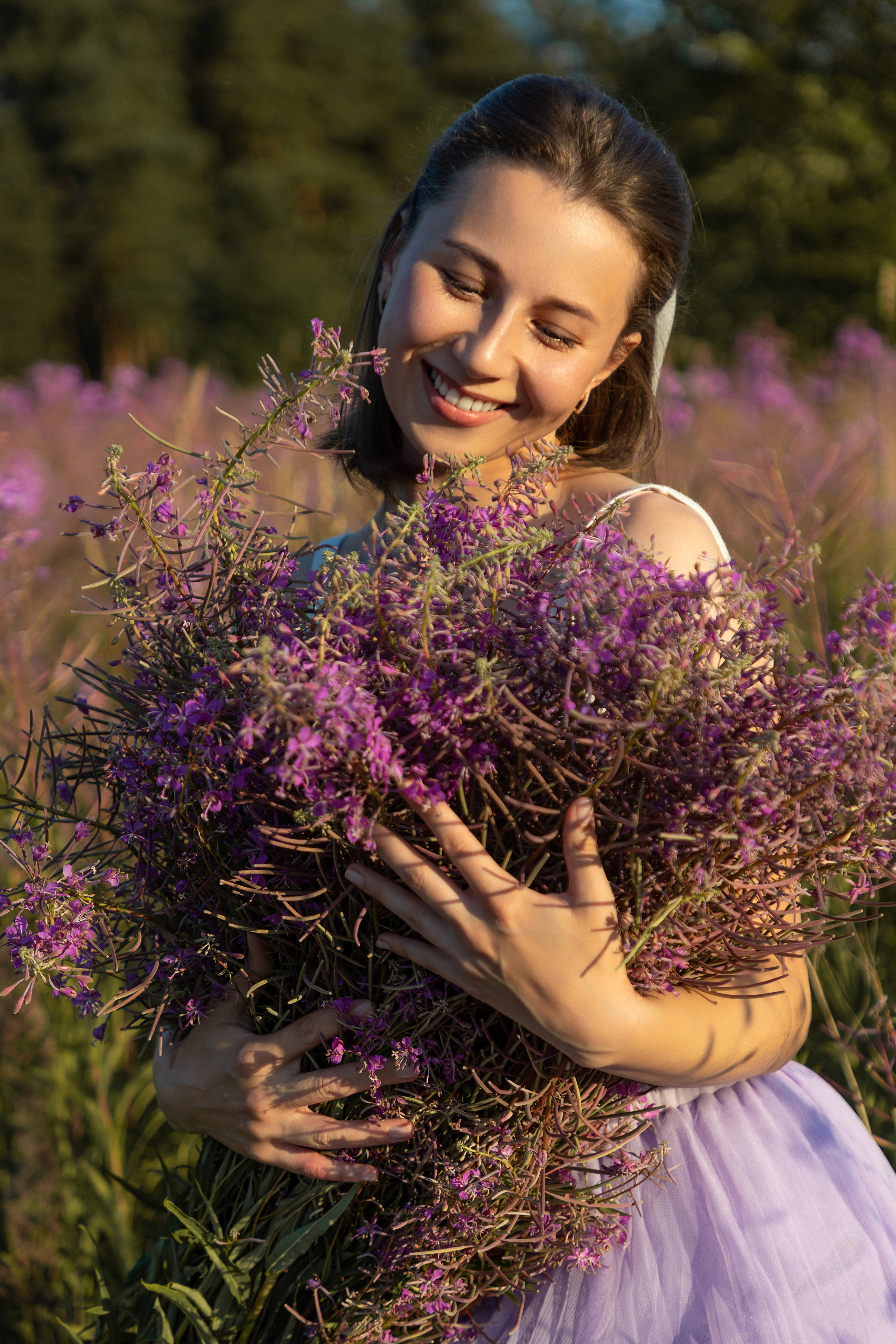 Съёмка девушки в цветущем поле. Коммерческий фотограф Андрей Тремасов