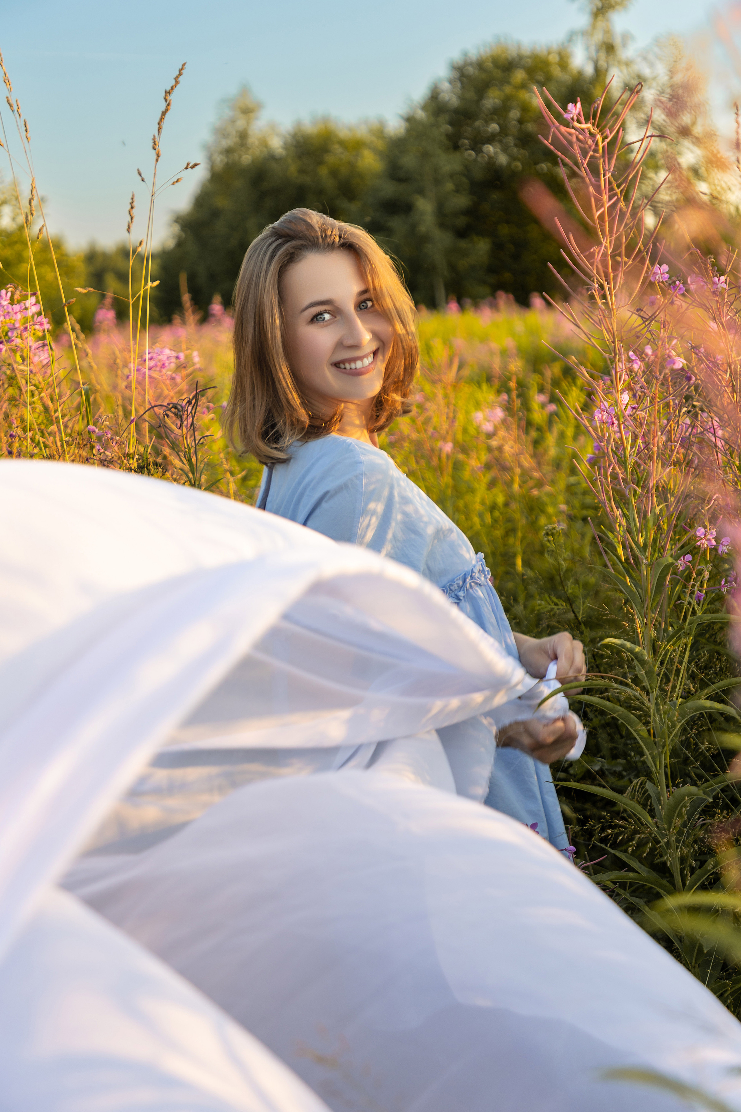 Съёмка девушки в цветущем поле. Коммерческий фотограф Андрей Тремасов