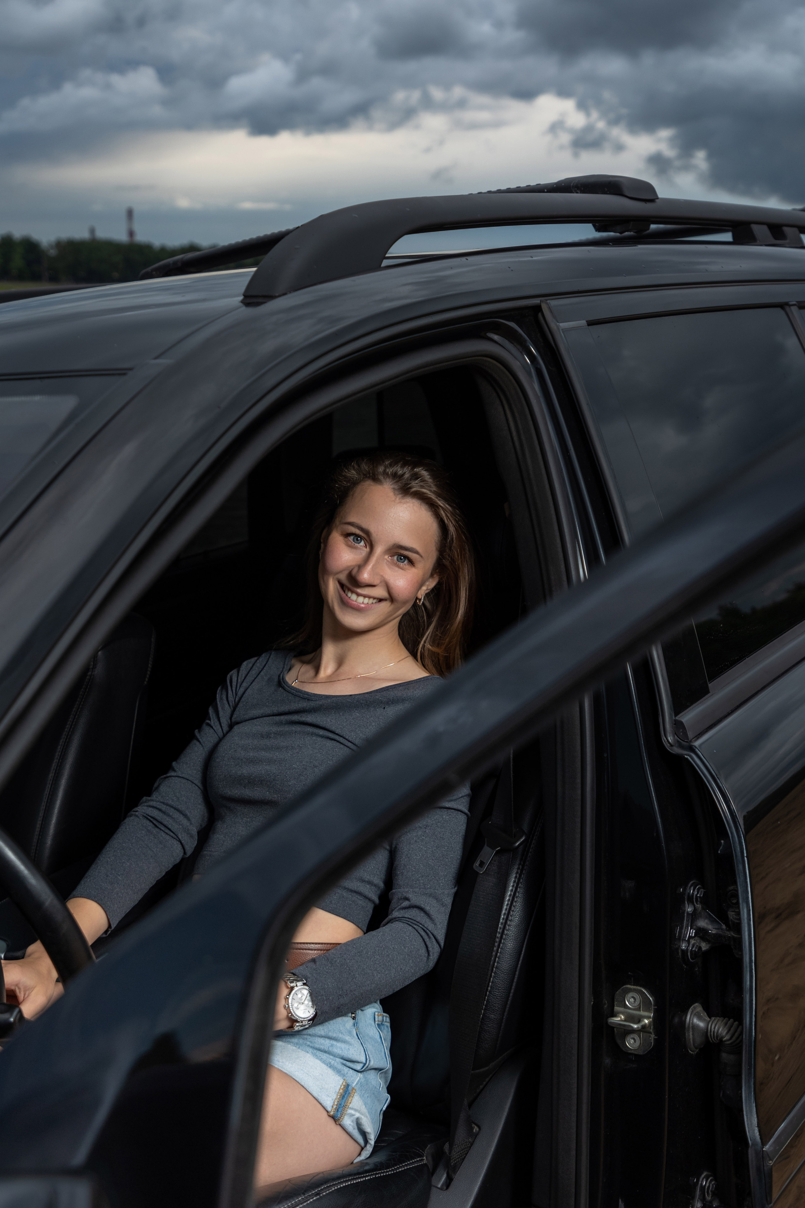 Фотосессия с автомобилем для прекрасной девушки на берегу Волги. Коммерческий фотограф Андрей Тремасов