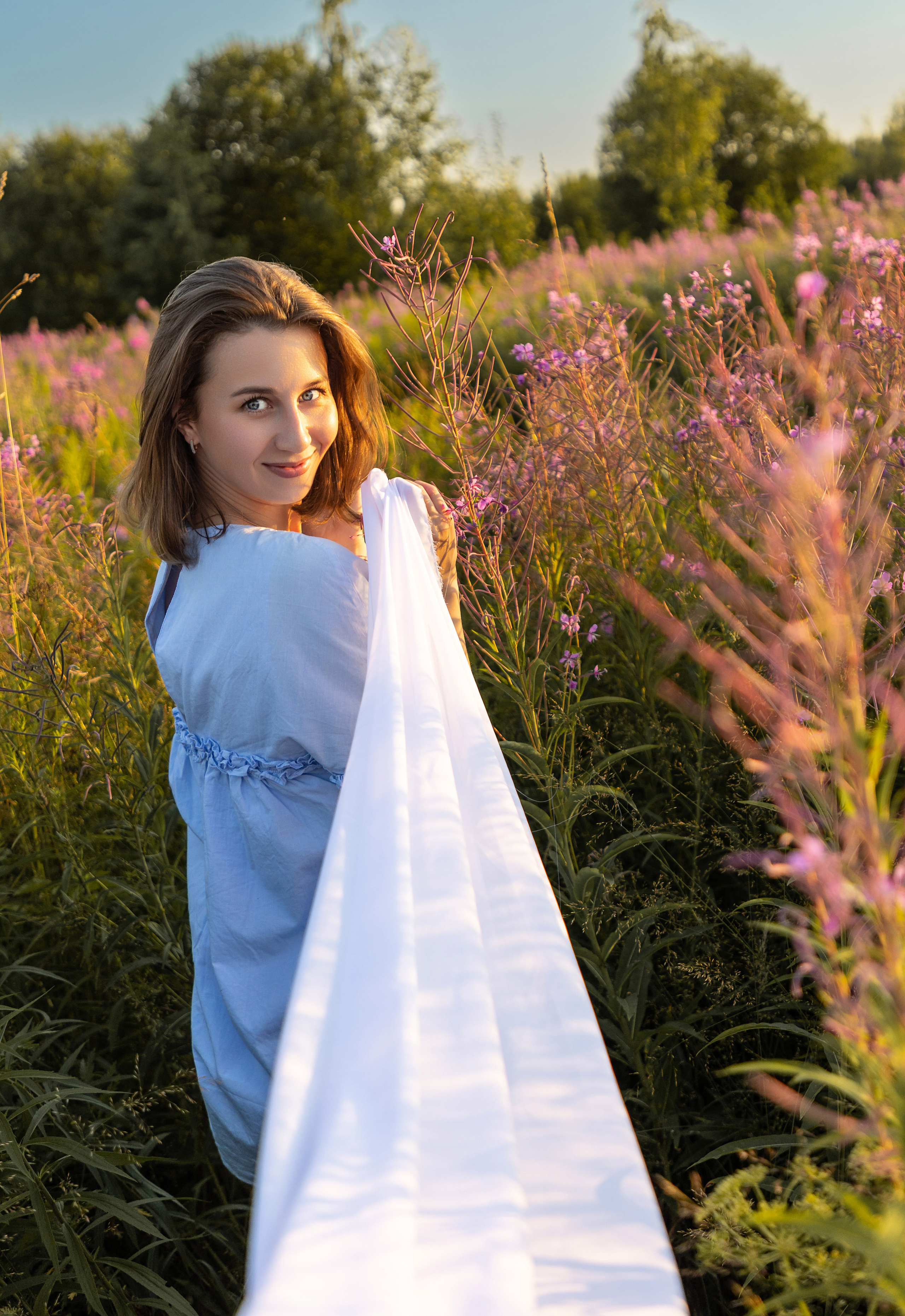 Съёмка девушки в цветущем поле. Коммерческий фотограф Андрей Тремасов