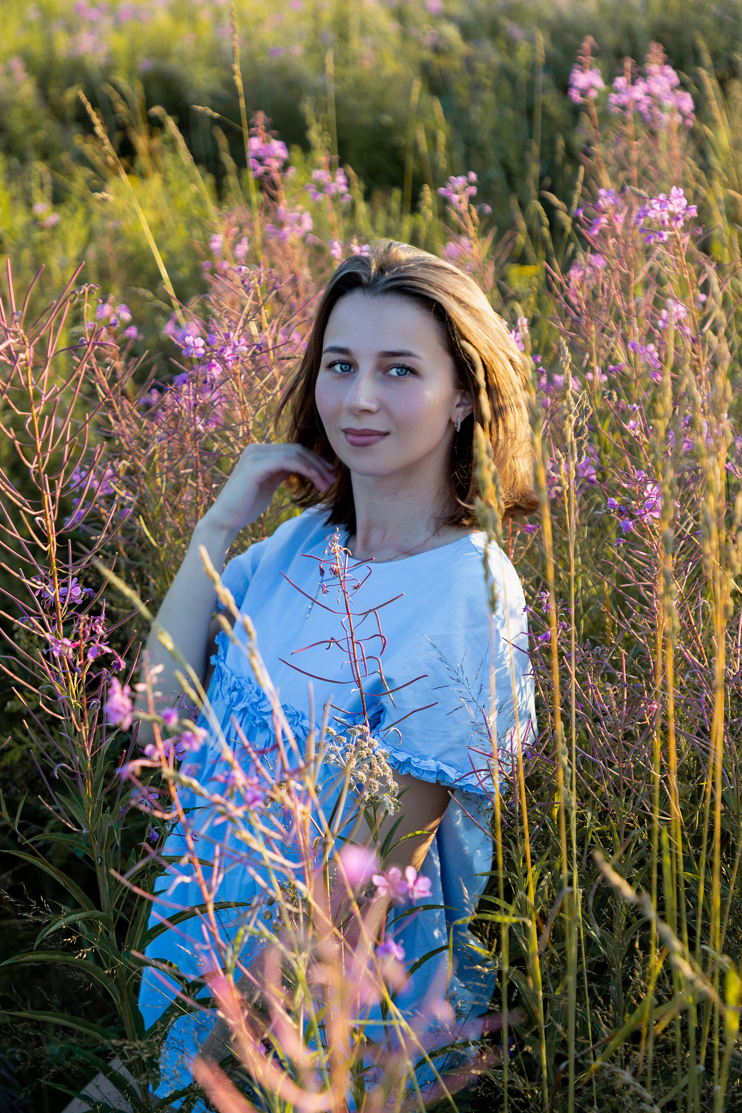 Съёмка девушки в цветущем поле. Коммерческий фотограф Андрей Тремасов