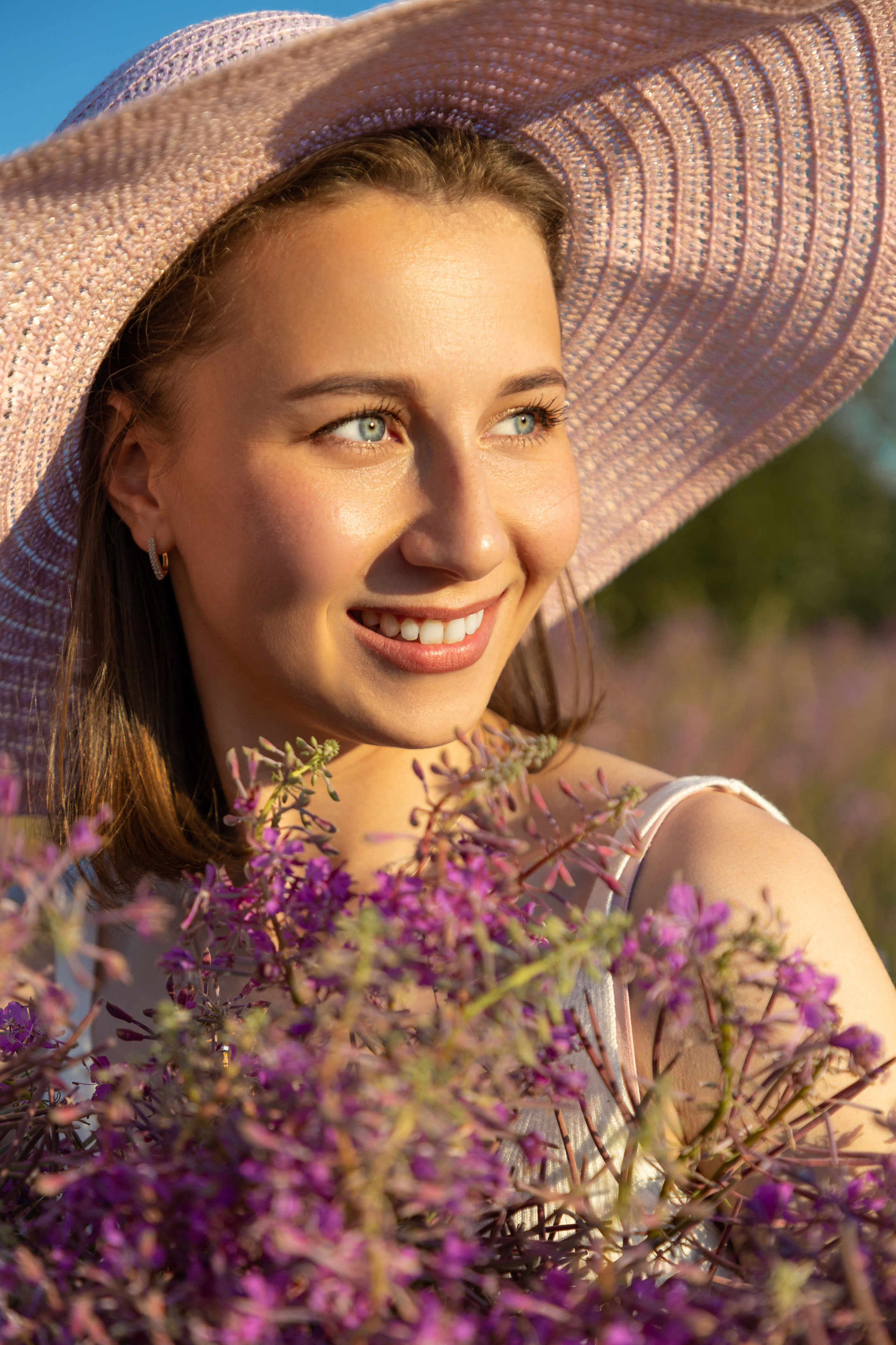 Съёмка девушки в цветущем поле. Коммерческий фотограф Андрей Тремасов
