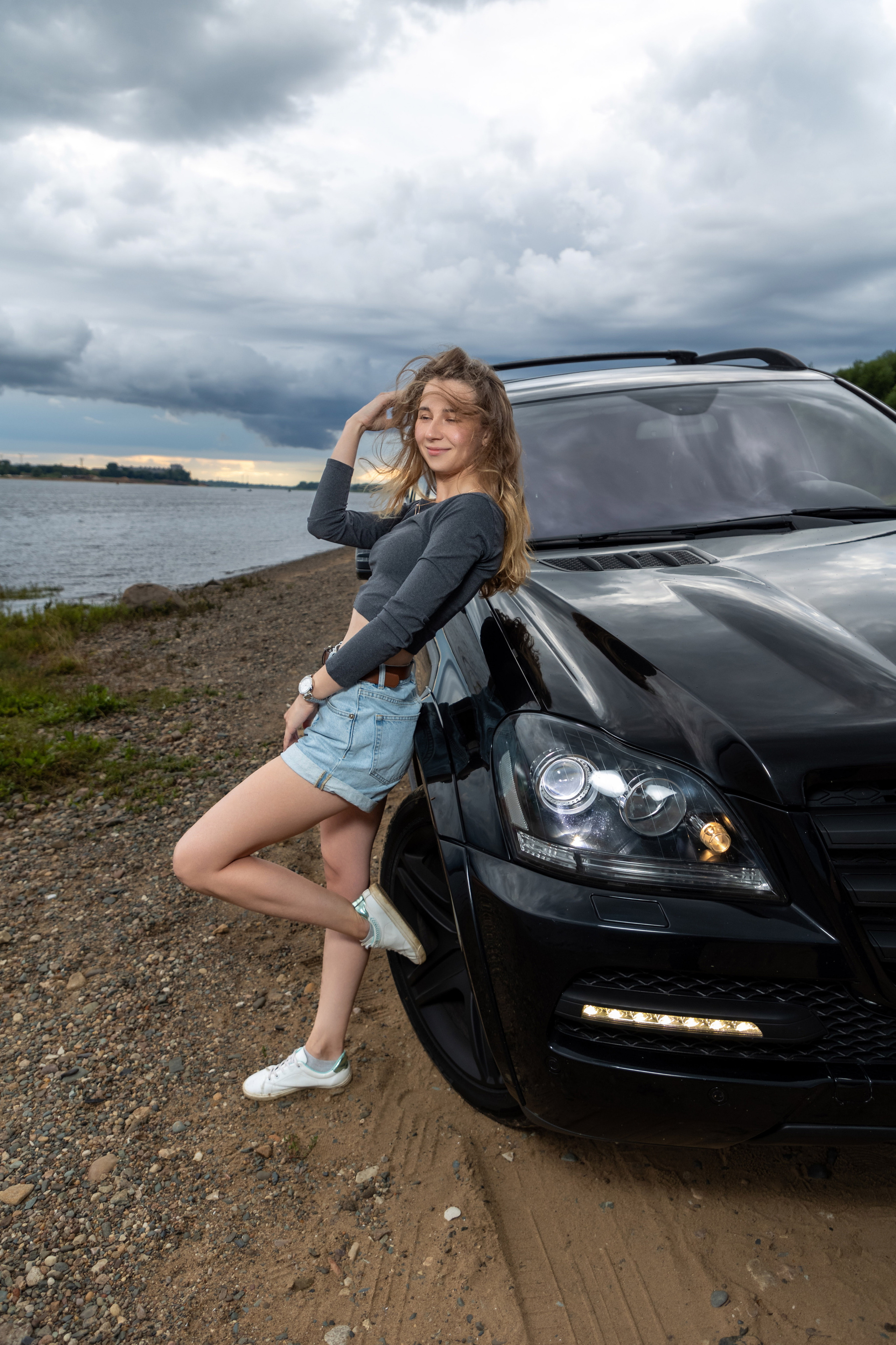 Фотосессия с автомобилем для прекрасной девушки на берегу Волги. Коммерческий фотограф Андрей Тремасов